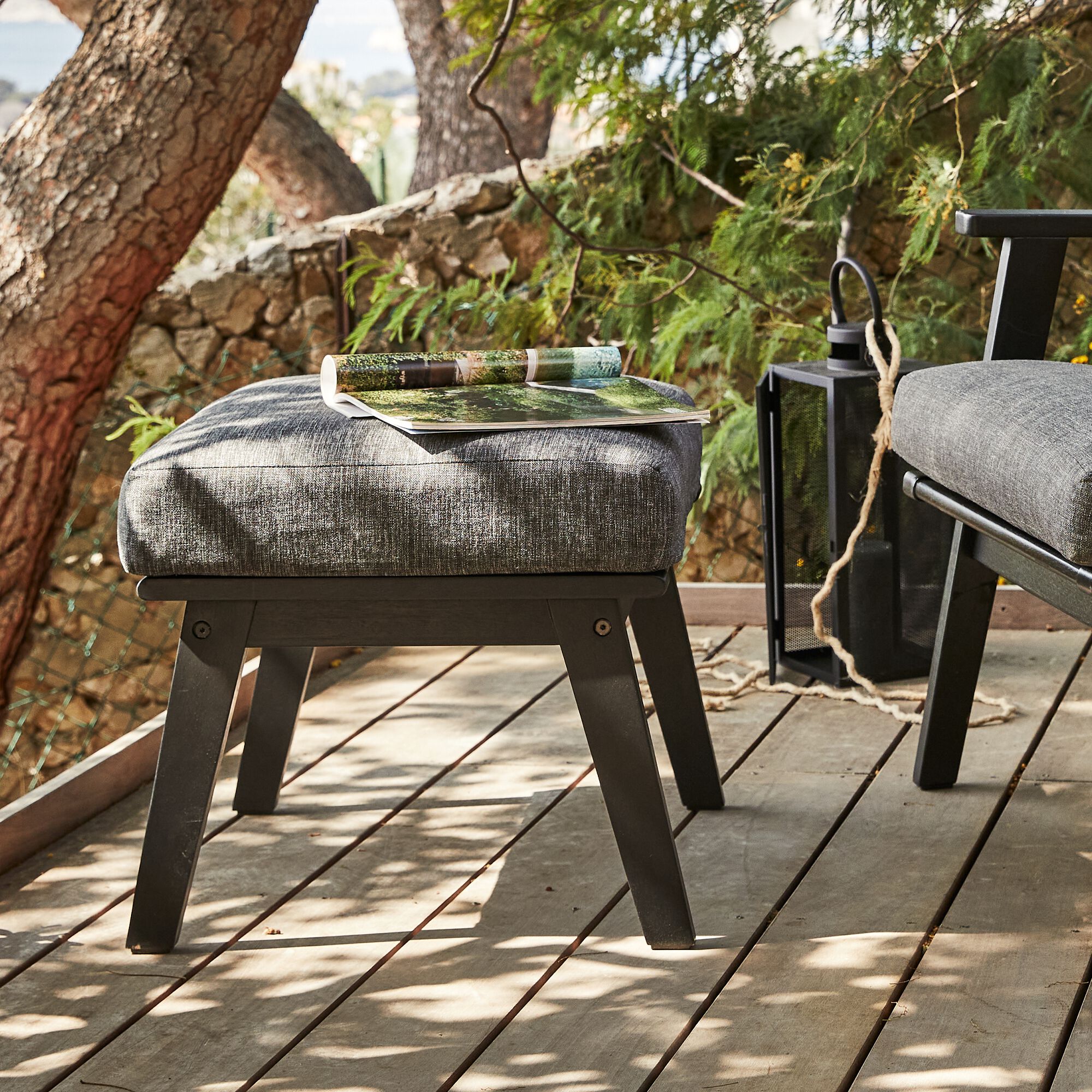 JAUNA ET ZEQI - Fauteuil de jardin et repose-pieds en bois d'eucalyptus - noir