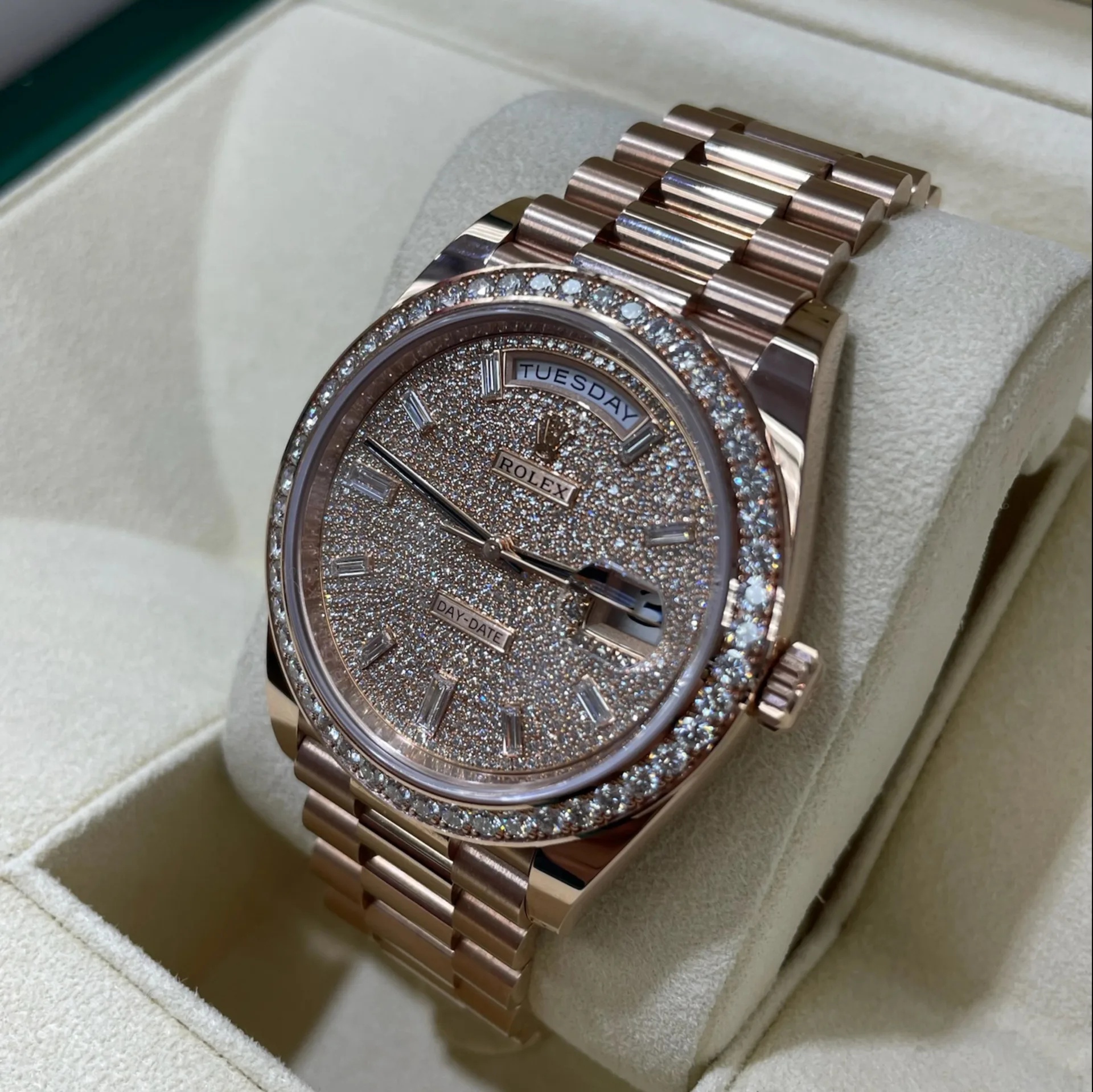 [Super Clone]RLX  Day-Date 40mm Diamonds Paved Dial 228345rbr-0002【Super Clone】