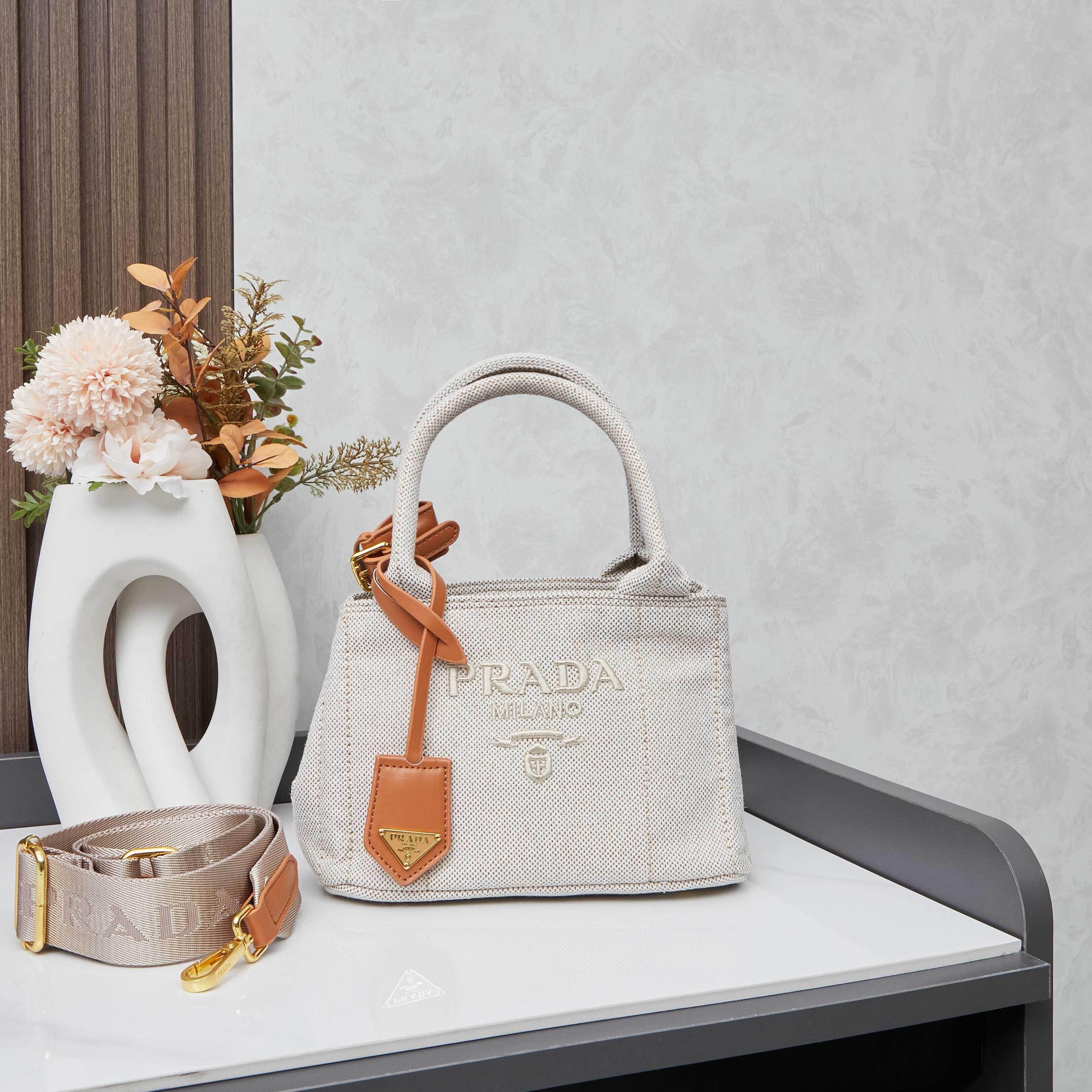 PRADA 新作発売 2025年サマーコレクション リネン混レザーコンビ トートバッグ