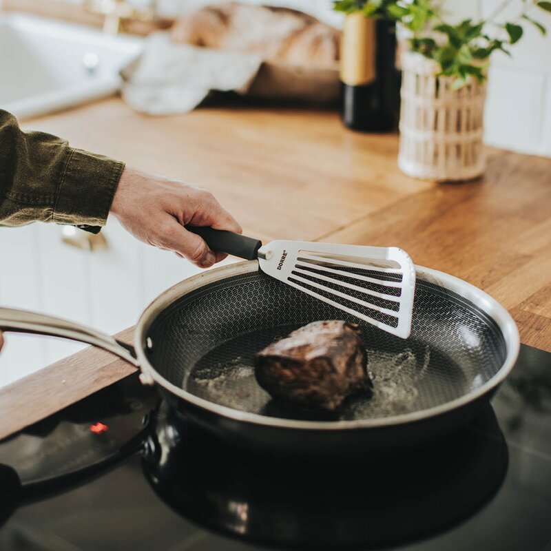 Saira stekespade med silikonhåndtak 33 cm rustfritt stål