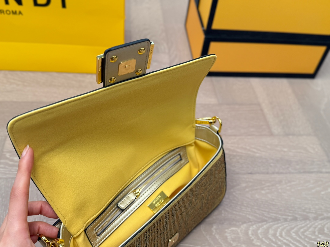 Fen new arrival Baguette Chain bag size??26*15 cm