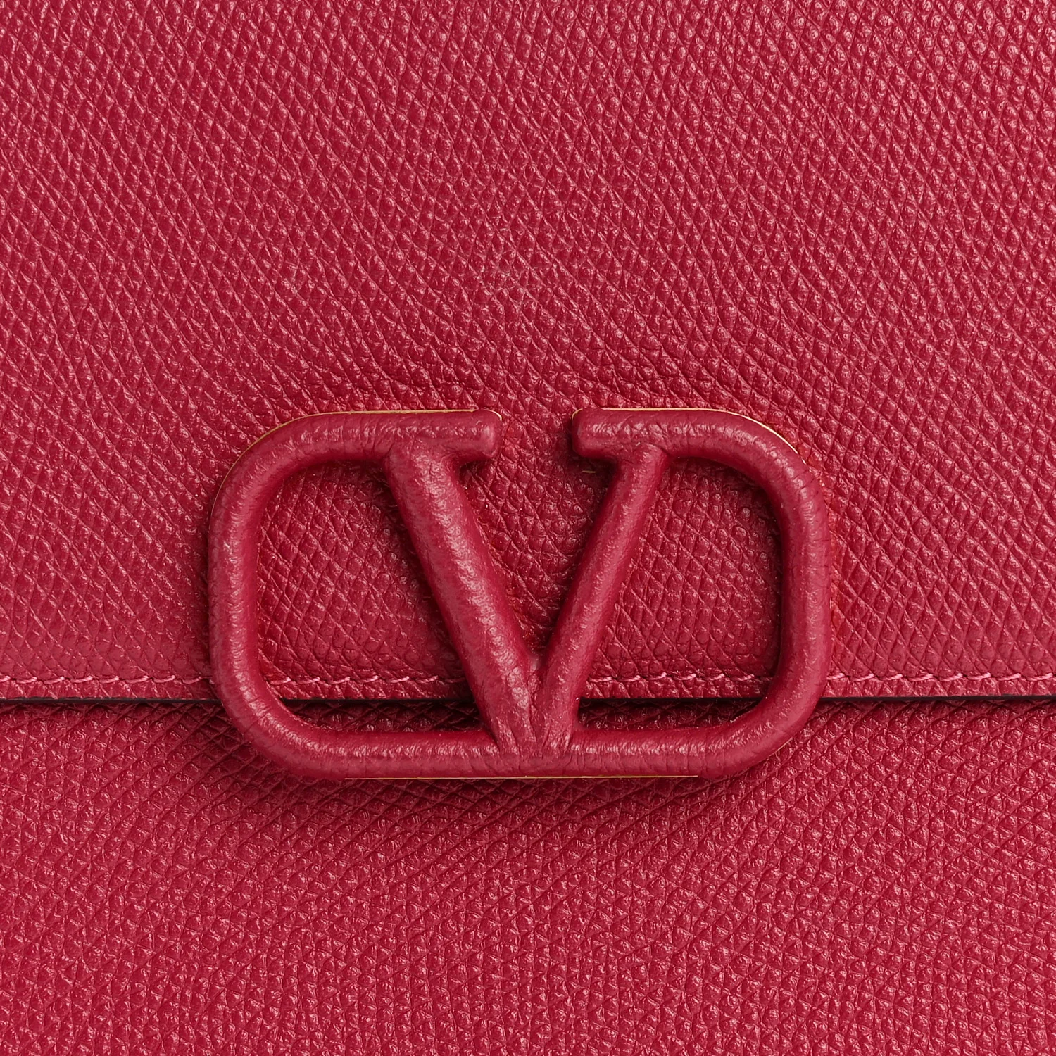 Grainy Calfskin Large Vlogo Clutch Raspberry