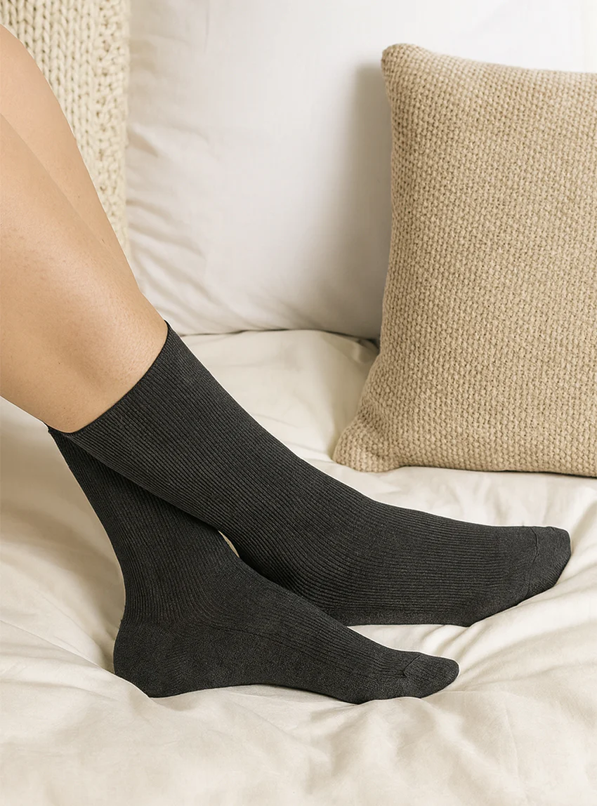 Mi-chaussettes fines en coton gris