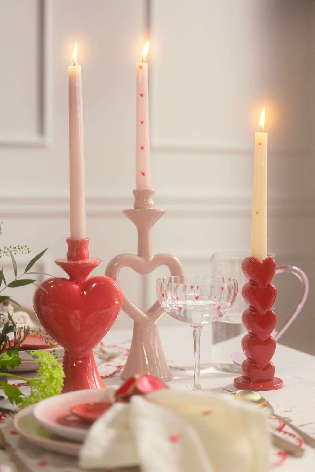 Lichtroze dinerkaarsen met hartjes 25cm