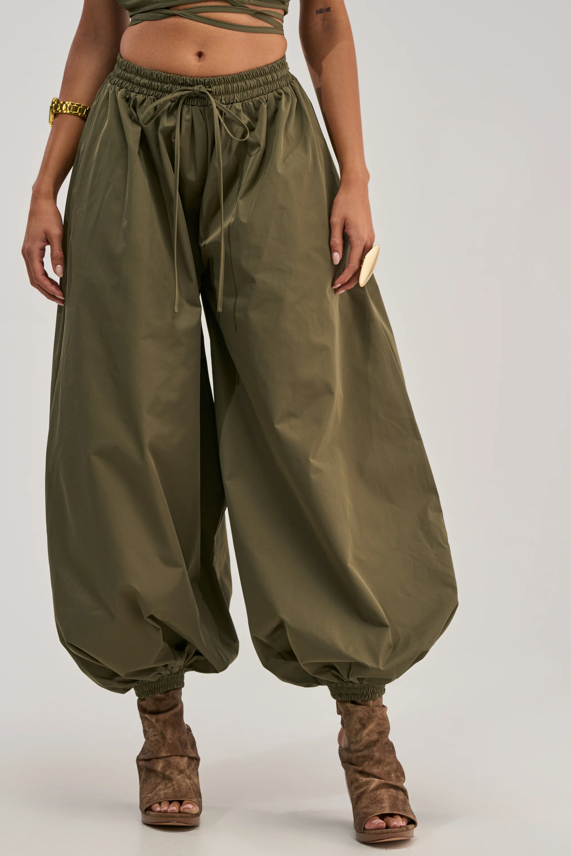 GUESS WHO BALLOON PANT IN OLIVE - Akira Store