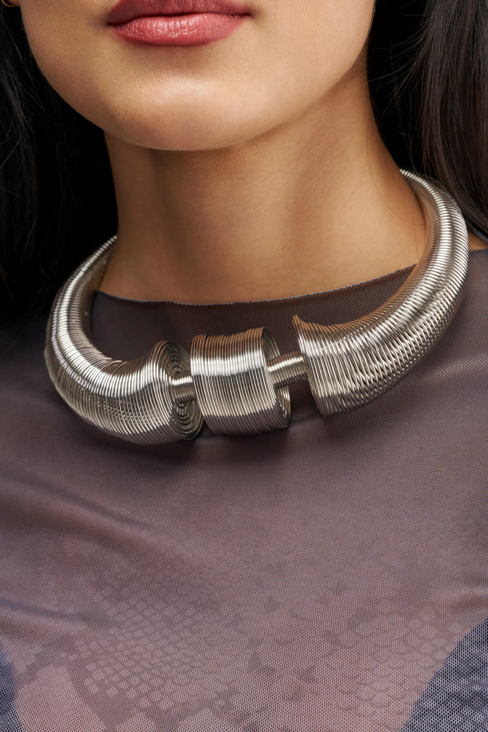 SCULPTED COIL COLLAR IN SILVER - Akira Store