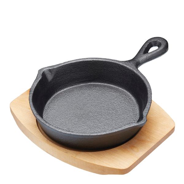 Støpejernspanne 20 cm med treunderlag svart
