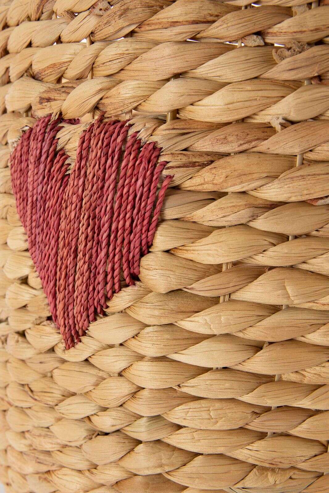 Mand van hyacinth met rode ingeweven hartjes large