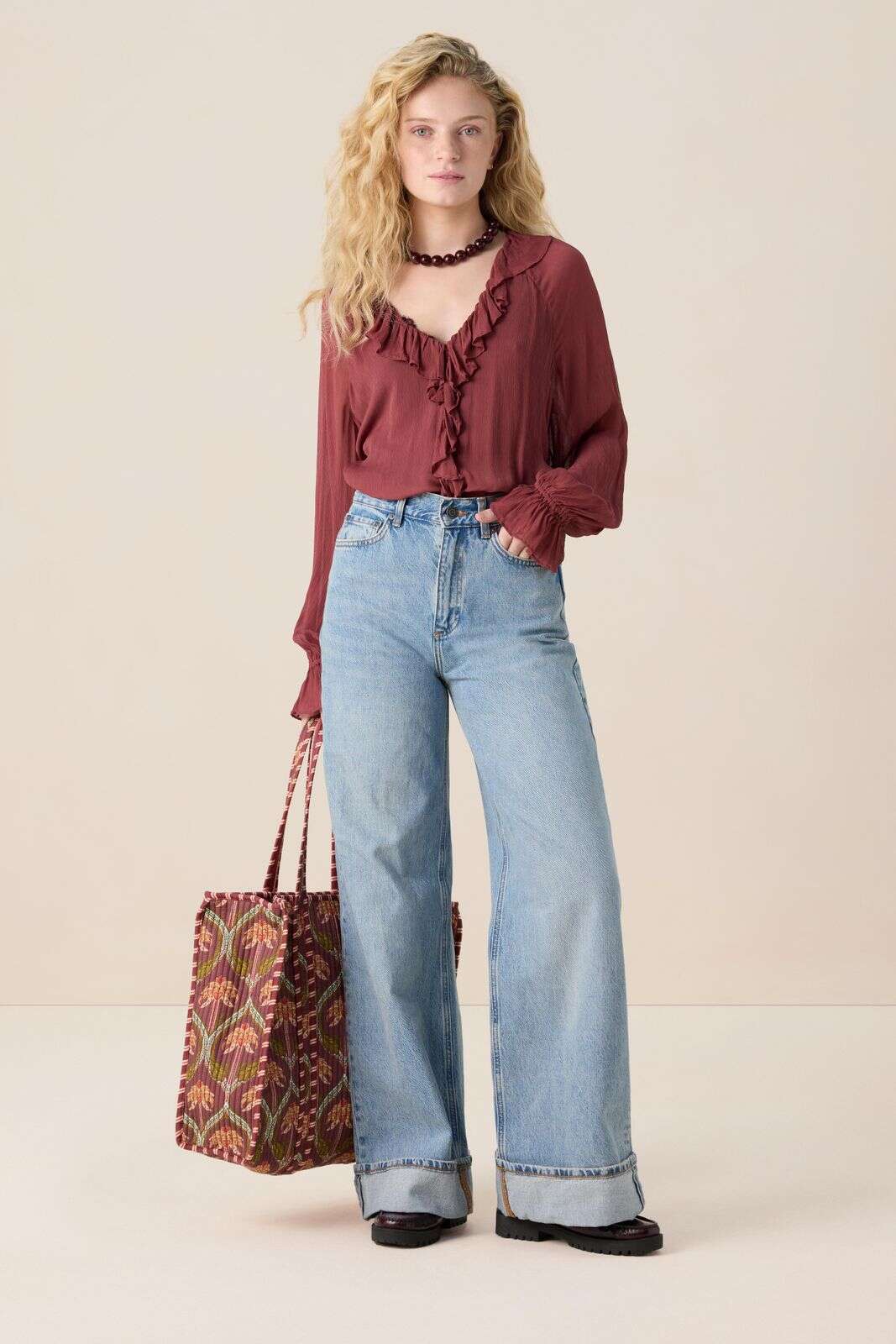 Donkerrode blouse met ruffle details