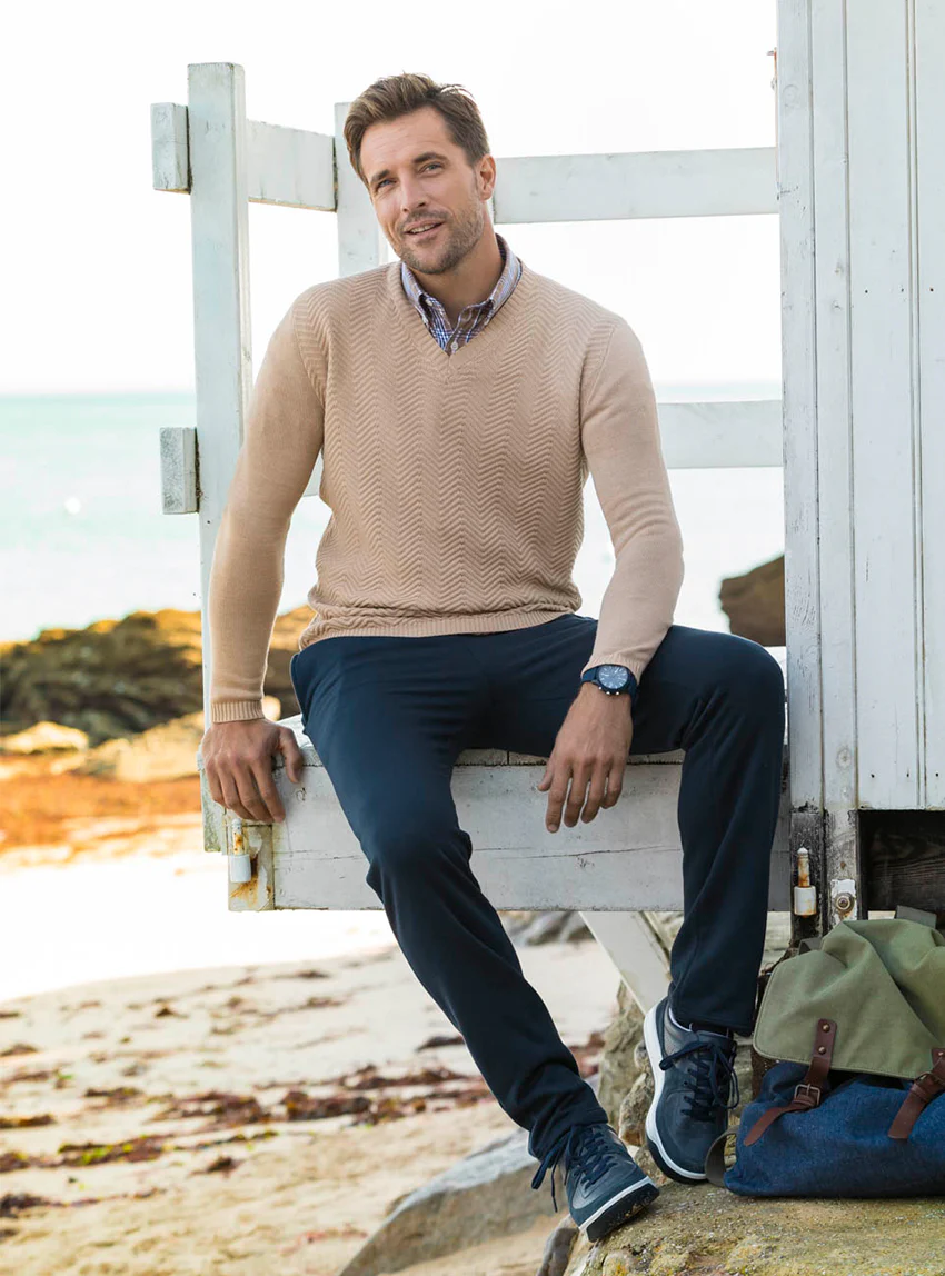 Pull homme col V chevrons en coton Beige Sable Chaud