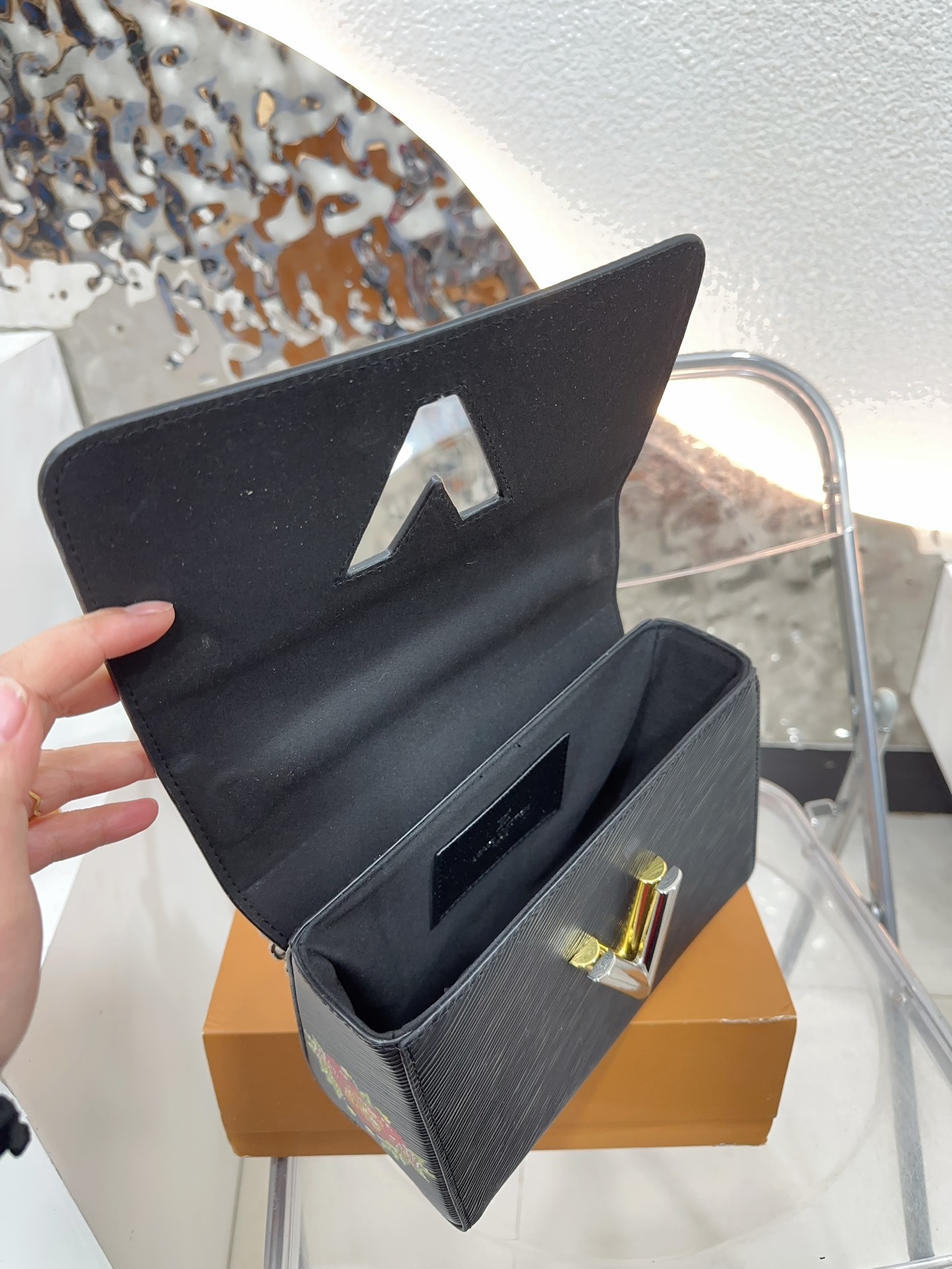 Louis new arrival TWIST bag size??23 * 16 cm