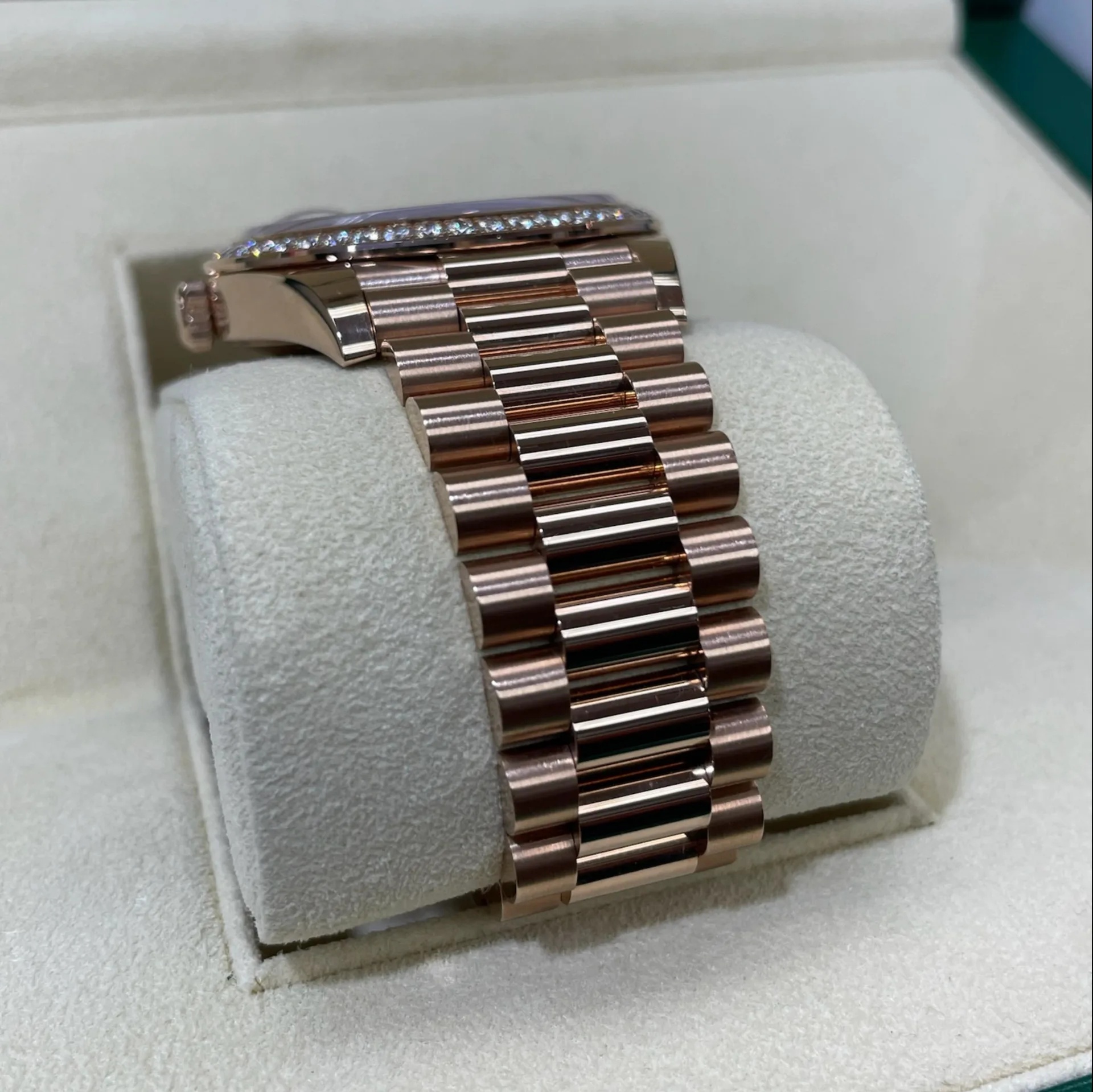 [Super Clone]RLX  Day-Date 40mm Diamonds Paved Dial 228345rbr-0002【Super Clone】