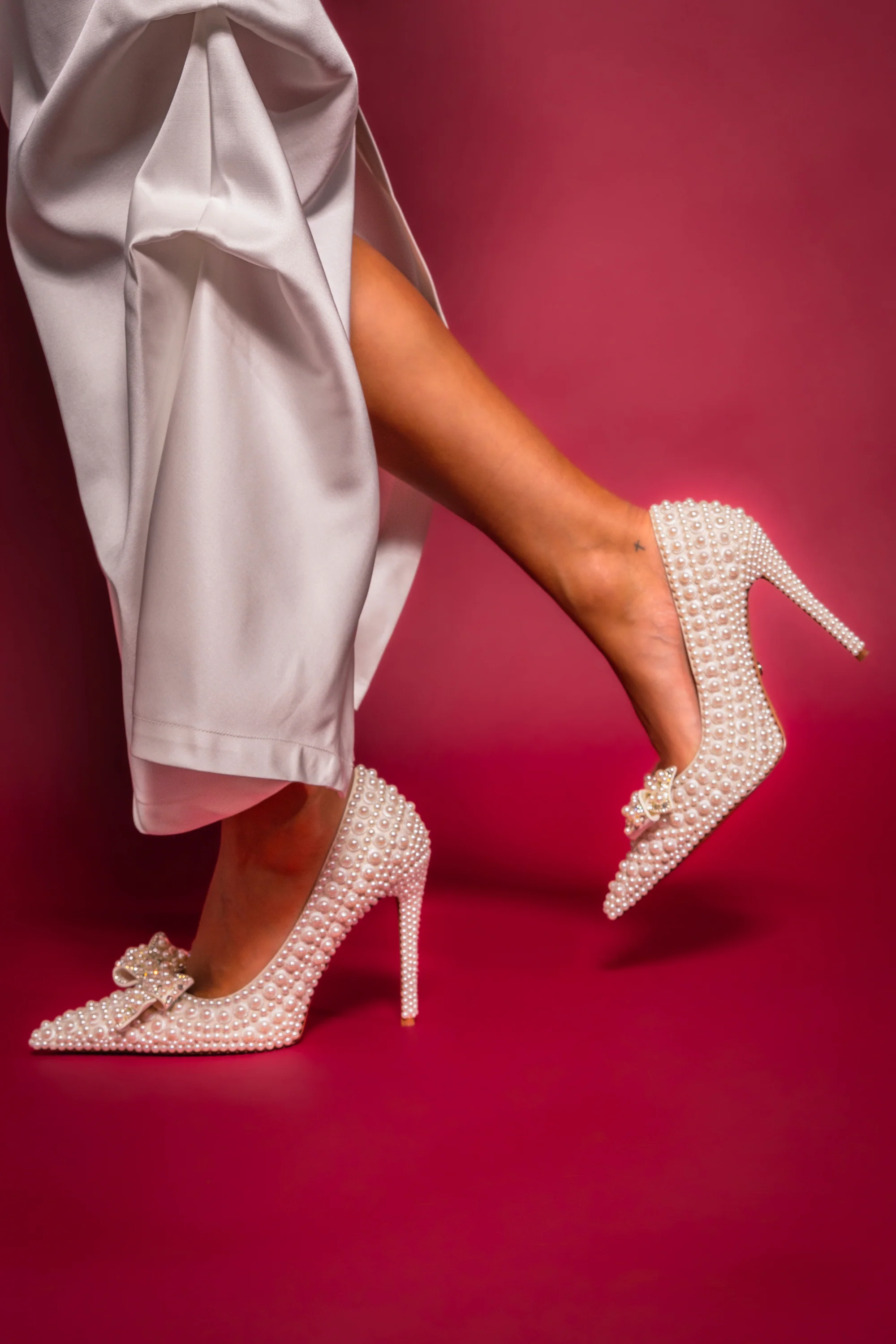 AZALEA WANG NAAMAH WHITE PEARL EMBELLISHED PUMP - Akira Store