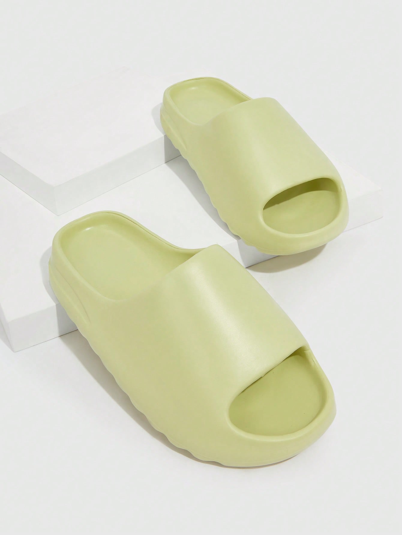 Sandales CUCCOO Basic pour femmes, modèle à bride unique, sandales jaunes tendance en EVA
