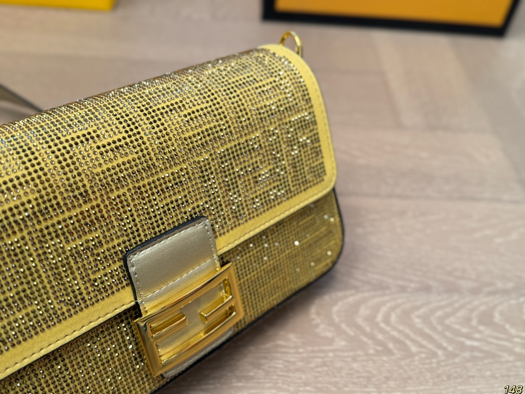 Fen new arrival Baguette Chain bag size??26*15 cm
