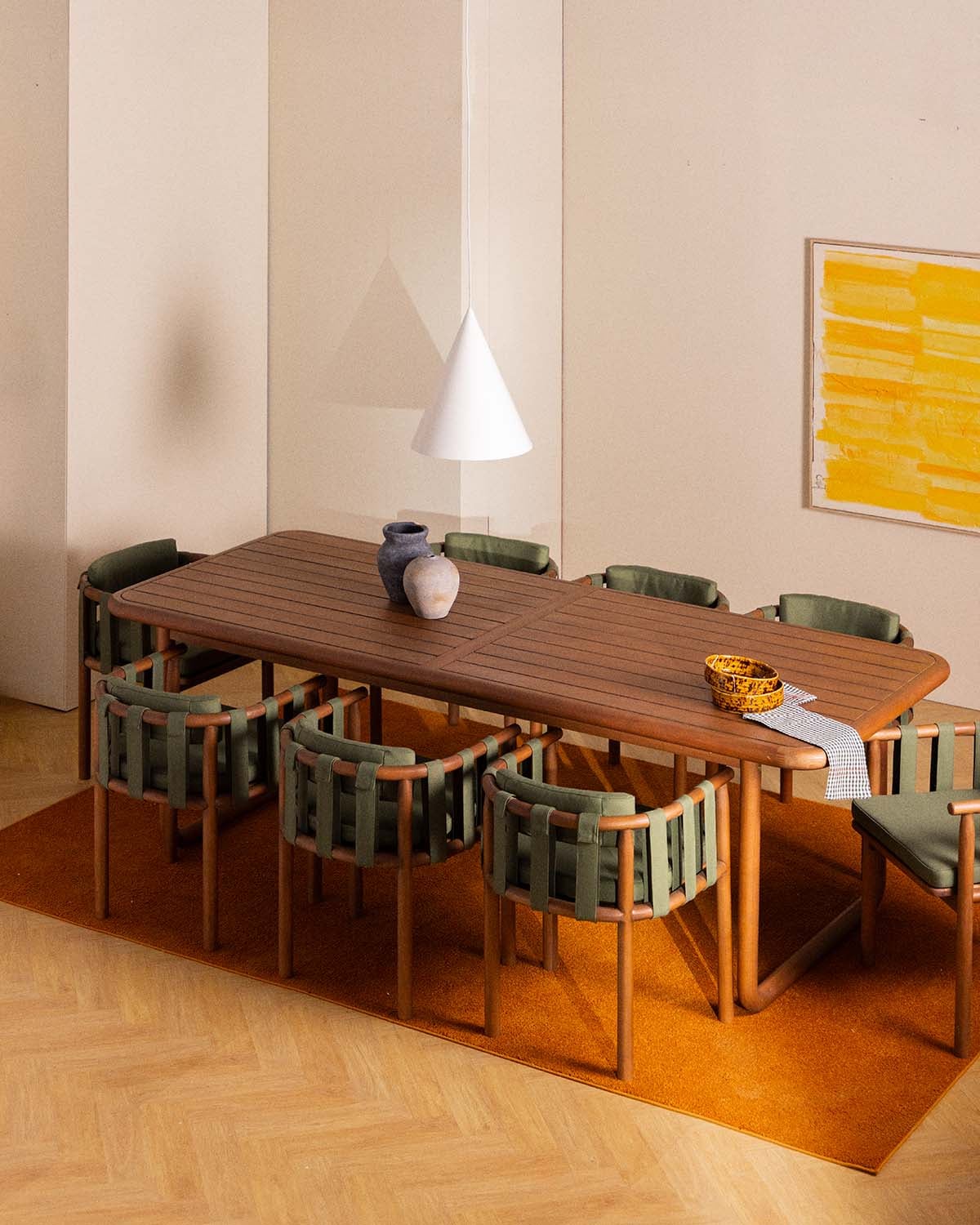 Edvard - Set de Mesa de Comedor Rectangular (240x100 cm) y 8 Sillas de Madera de Eucalipto y Tela Edvard