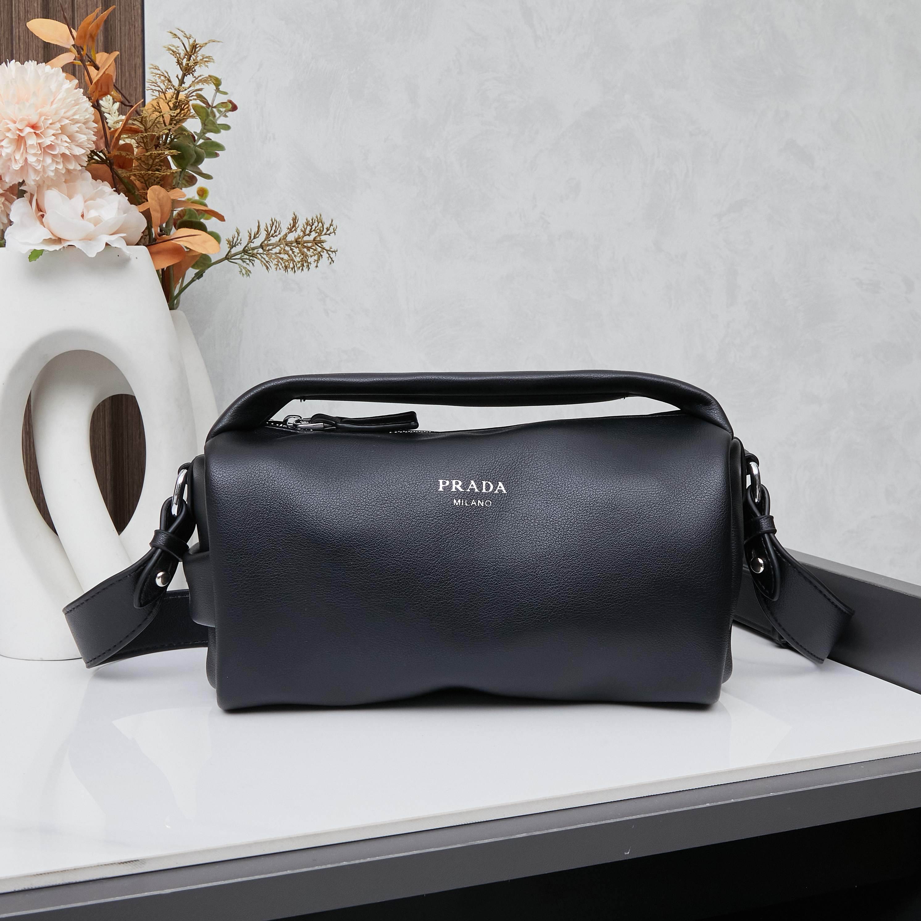 PRADA Naaオイルワックスラムレザー ショルダー＆クラッチバッグ 2025年ランウェイ新作 ボストンピローバッグ カップルバッグ