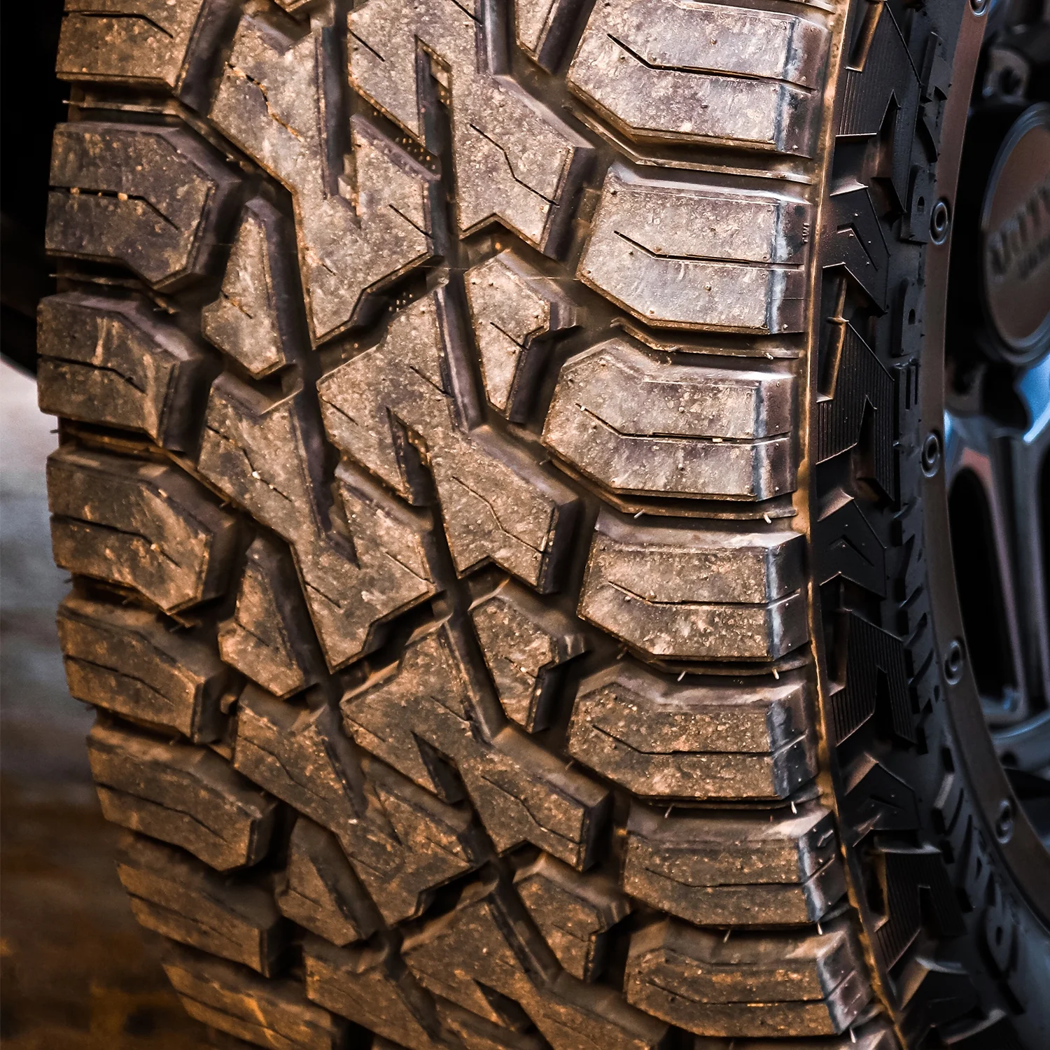 Venom Power Trail Hunter R/T 275/60R20 115T Rugged Terrain Tire