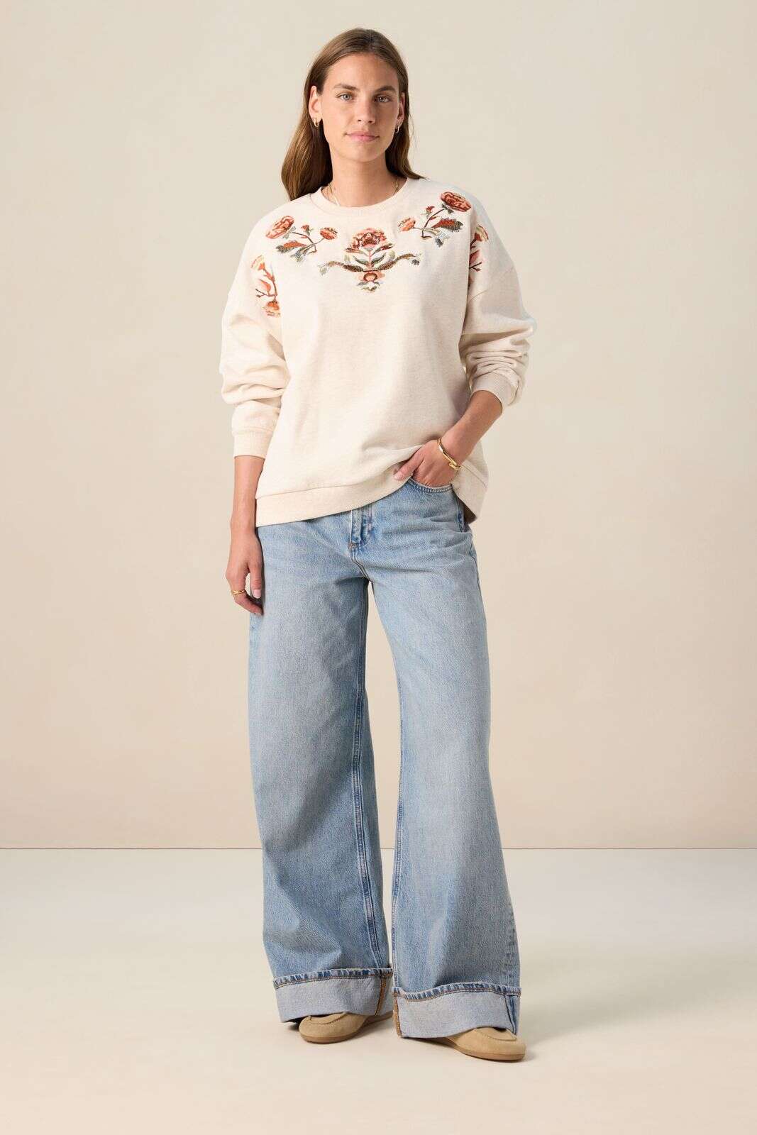 Beige sweater met embroidery