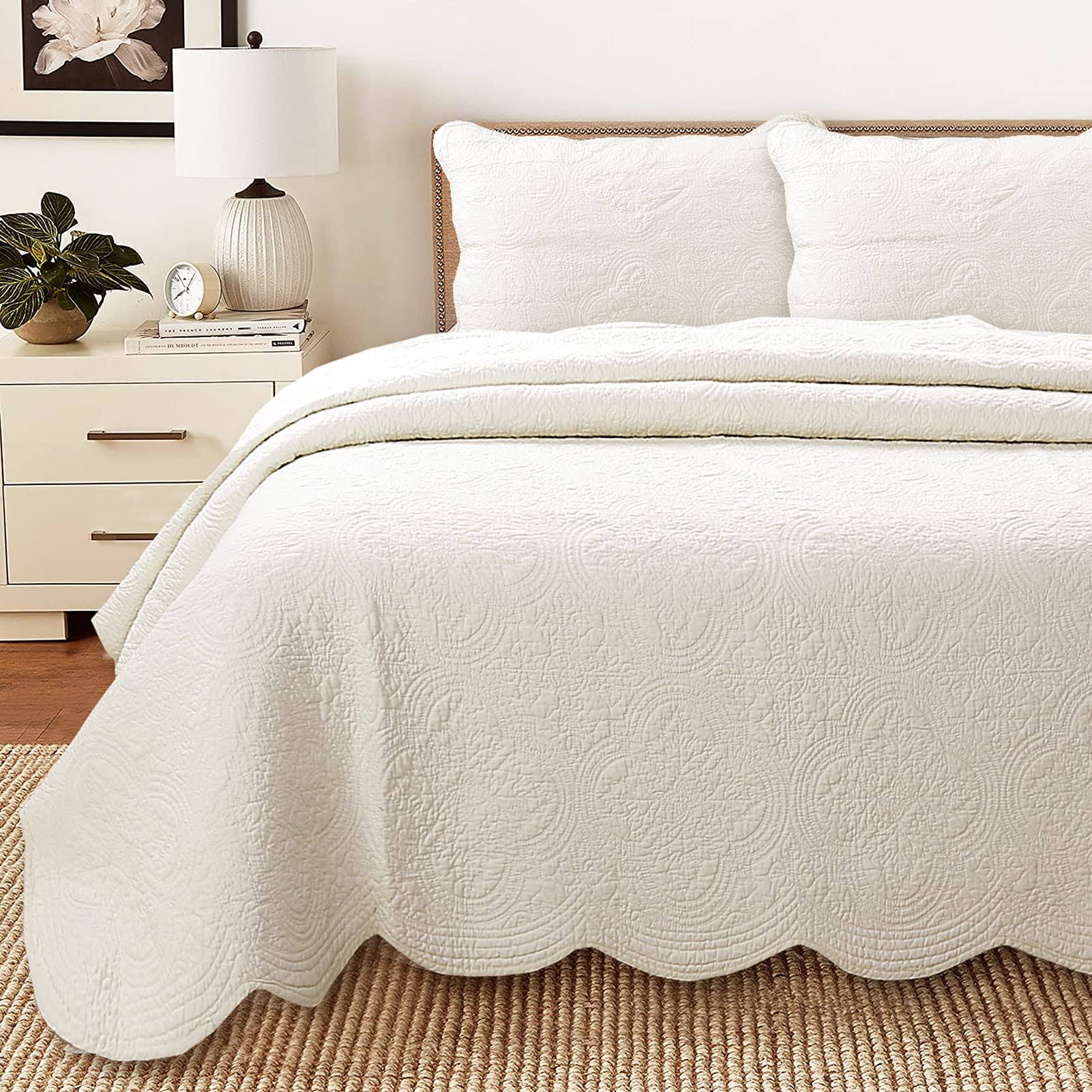 Cozy Line Victorian Medallion Matelasse Scalloped Edge 100% Cotton 3-Piece Ivory Cream Quilt Bedding Set, Queen, Beige