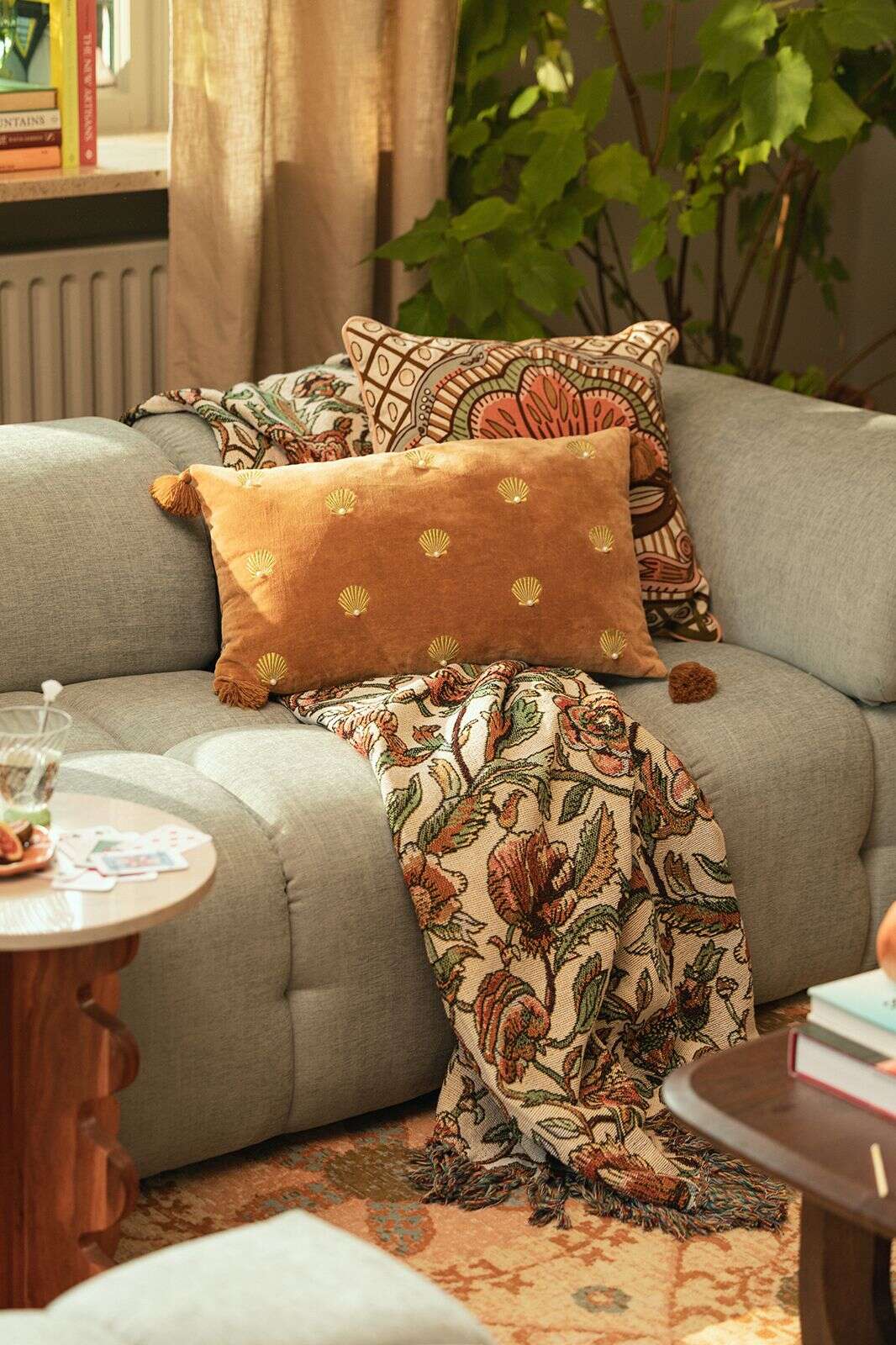 Lichtbruin kussen met gouden schelpen