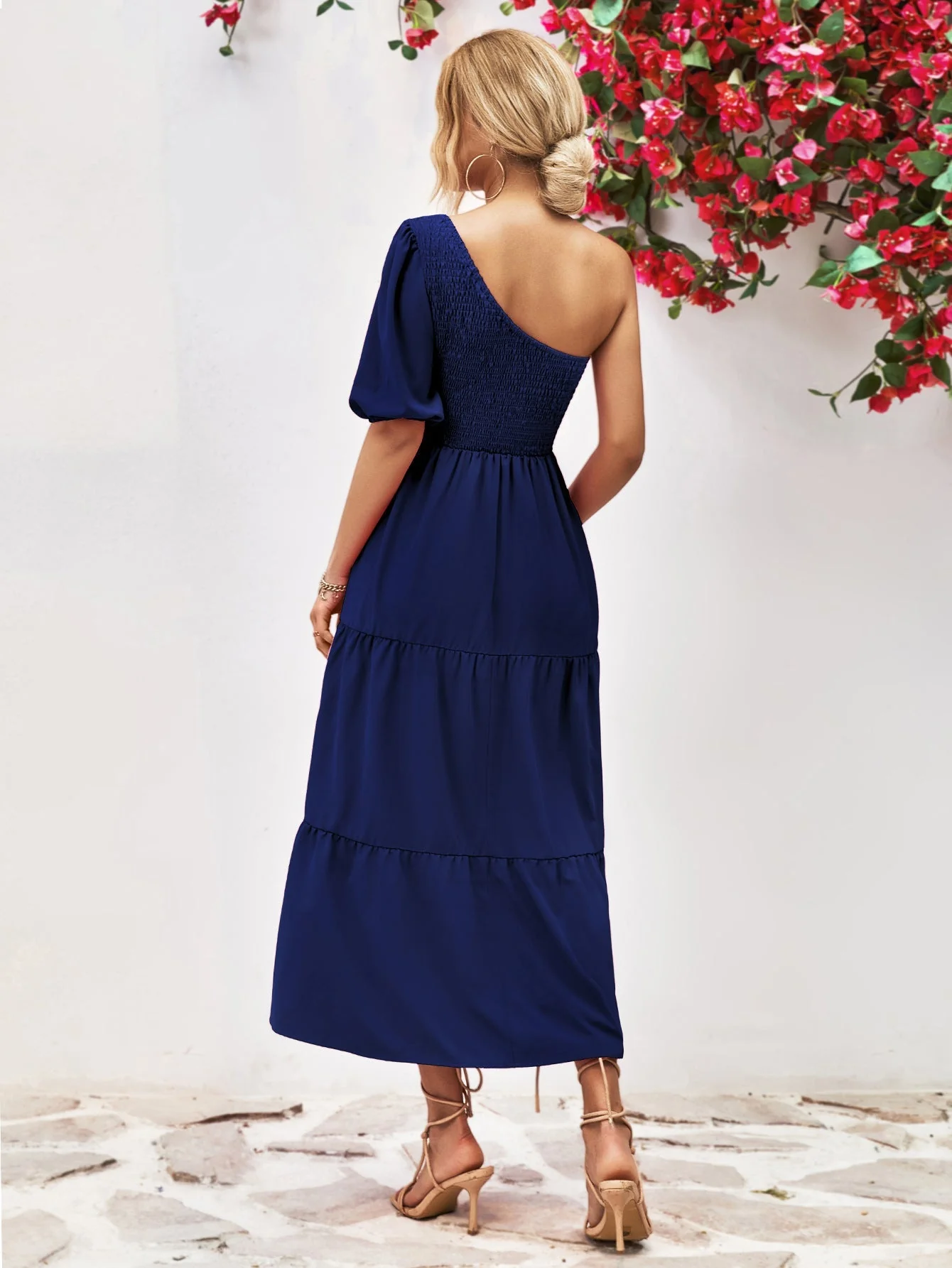Sophie Paris | Robe mi-longue à une épaule froncée avec silhouette fluide