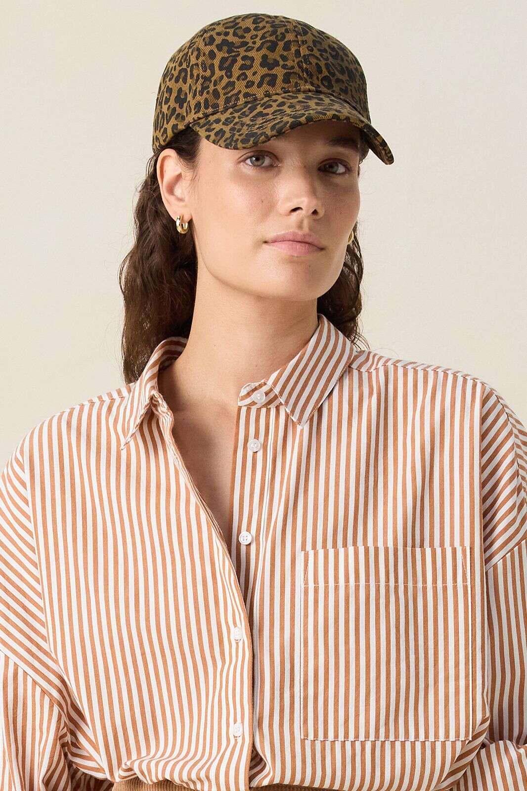 Bruine pet met leopard print