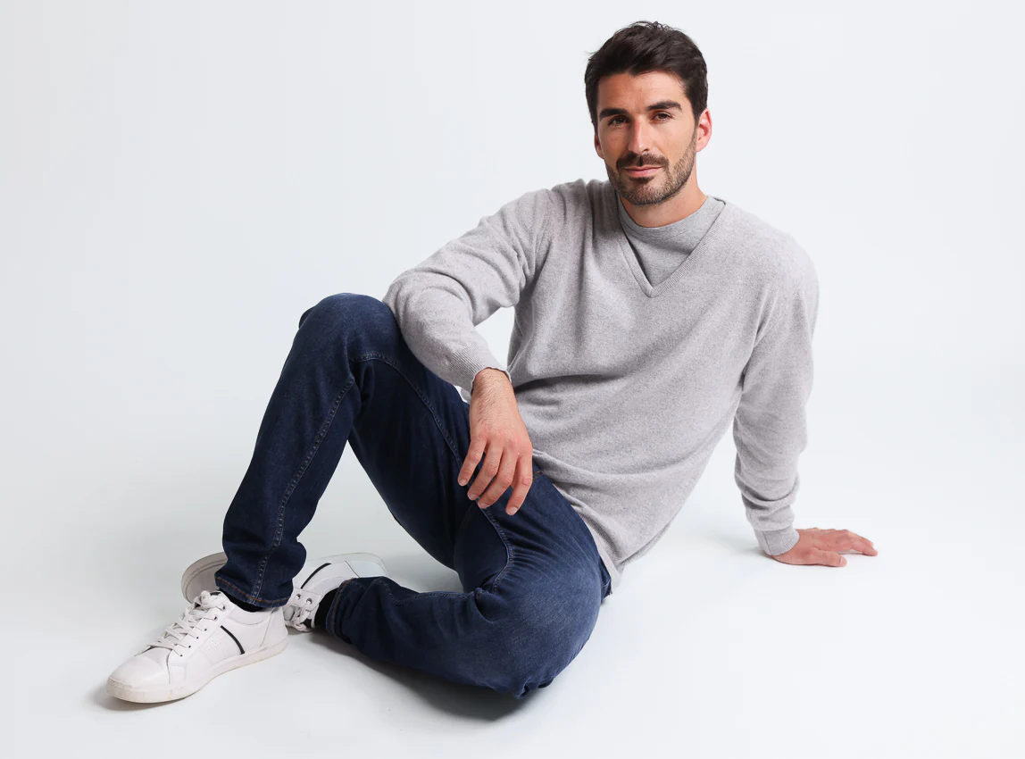 Pull homme col V en cachemire et laine gris nacre