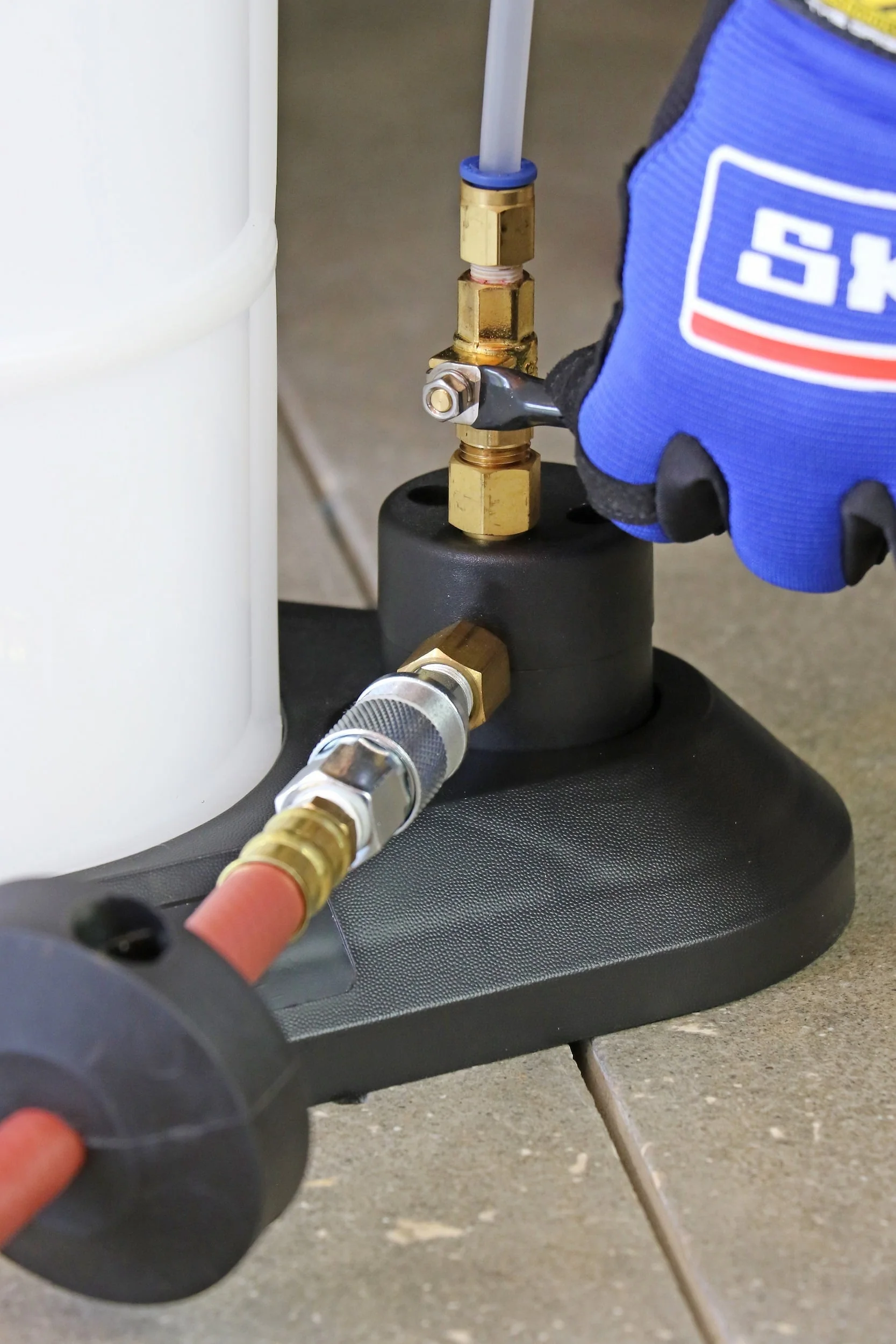 MV7300 Pneumatic Air Operated 2.3 Gallon Automotive Fluid Evacuator Kit - Image 7