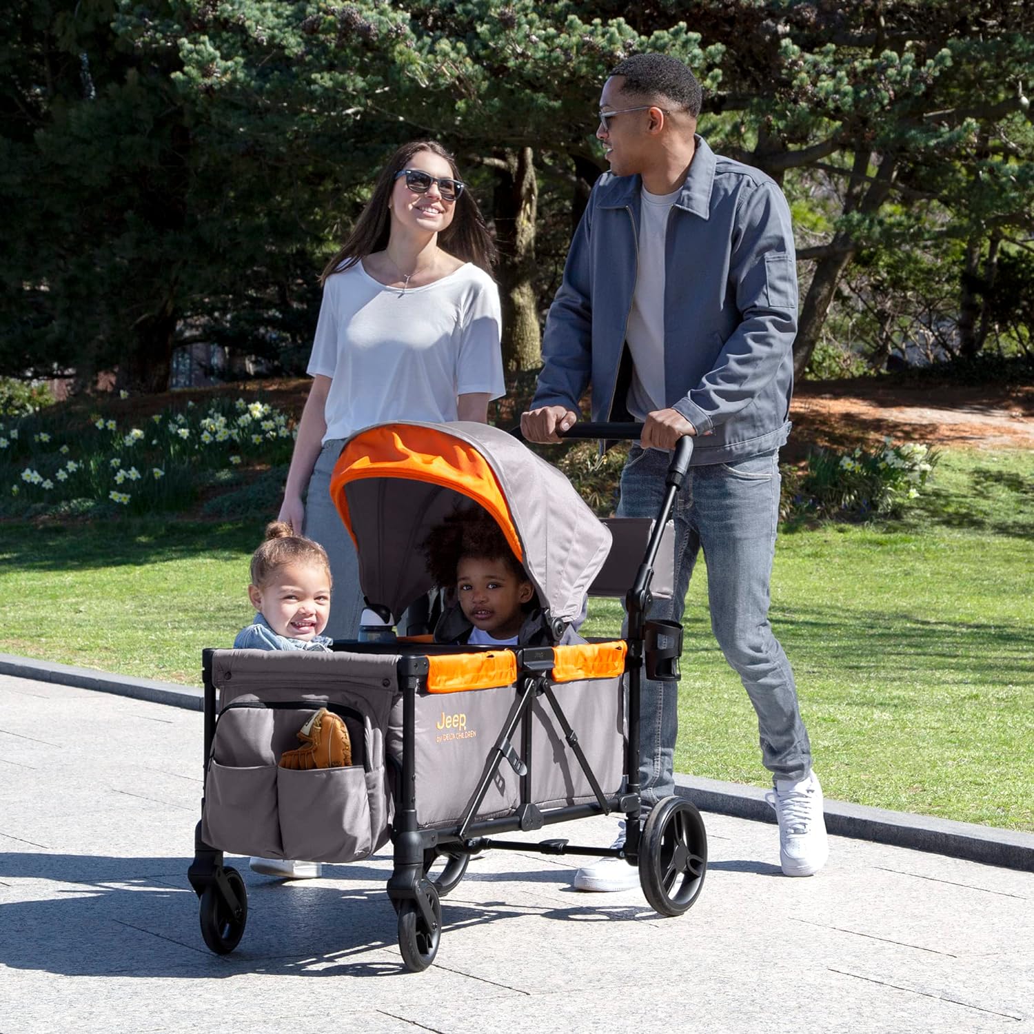 Poussette-wagon tout-terrain Jeep Sport de Delta Children avec capote et organiseur pour parents