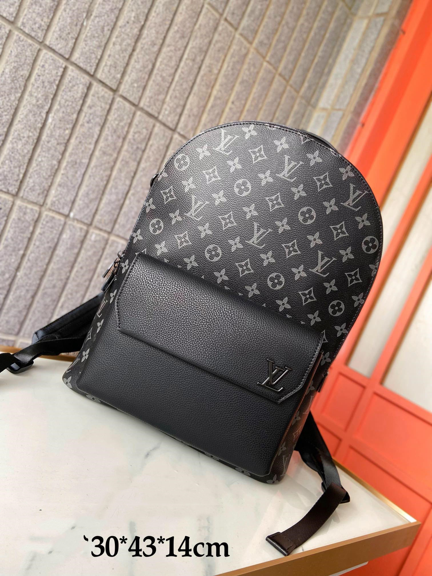 Louis new arrival ????Aerogram backpack bag size : 43 x 30 x 14 cm