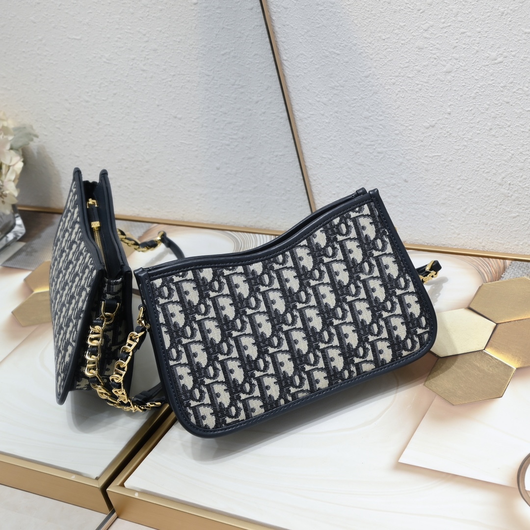 D new arrival signature hobo bag size: 23.5*14.5*6cm