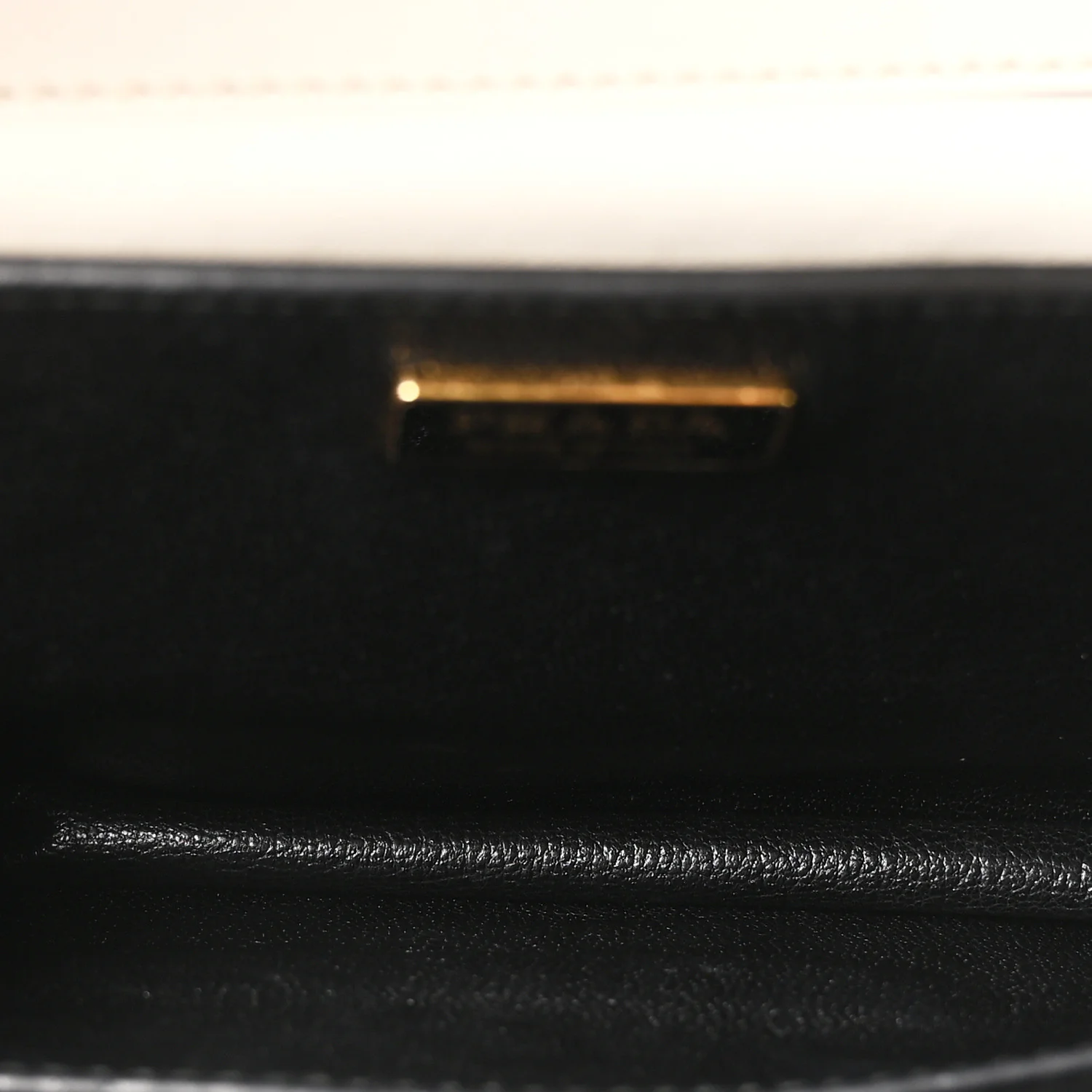 City Calf Saffiano Cahier Bag Talco Black