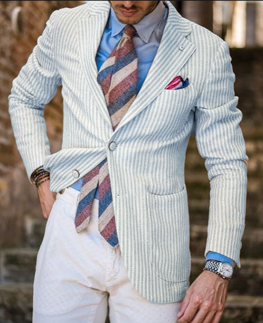 Blazer d'affaires à poches rayées et revers cranté.