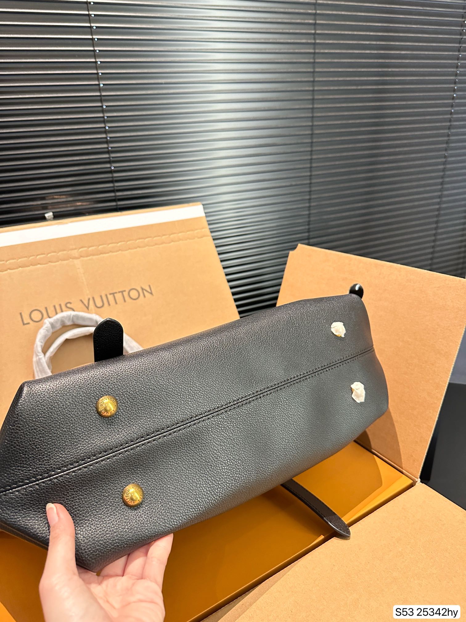 Louis new arrival lock hobo tote bag size��47 * 31 cm