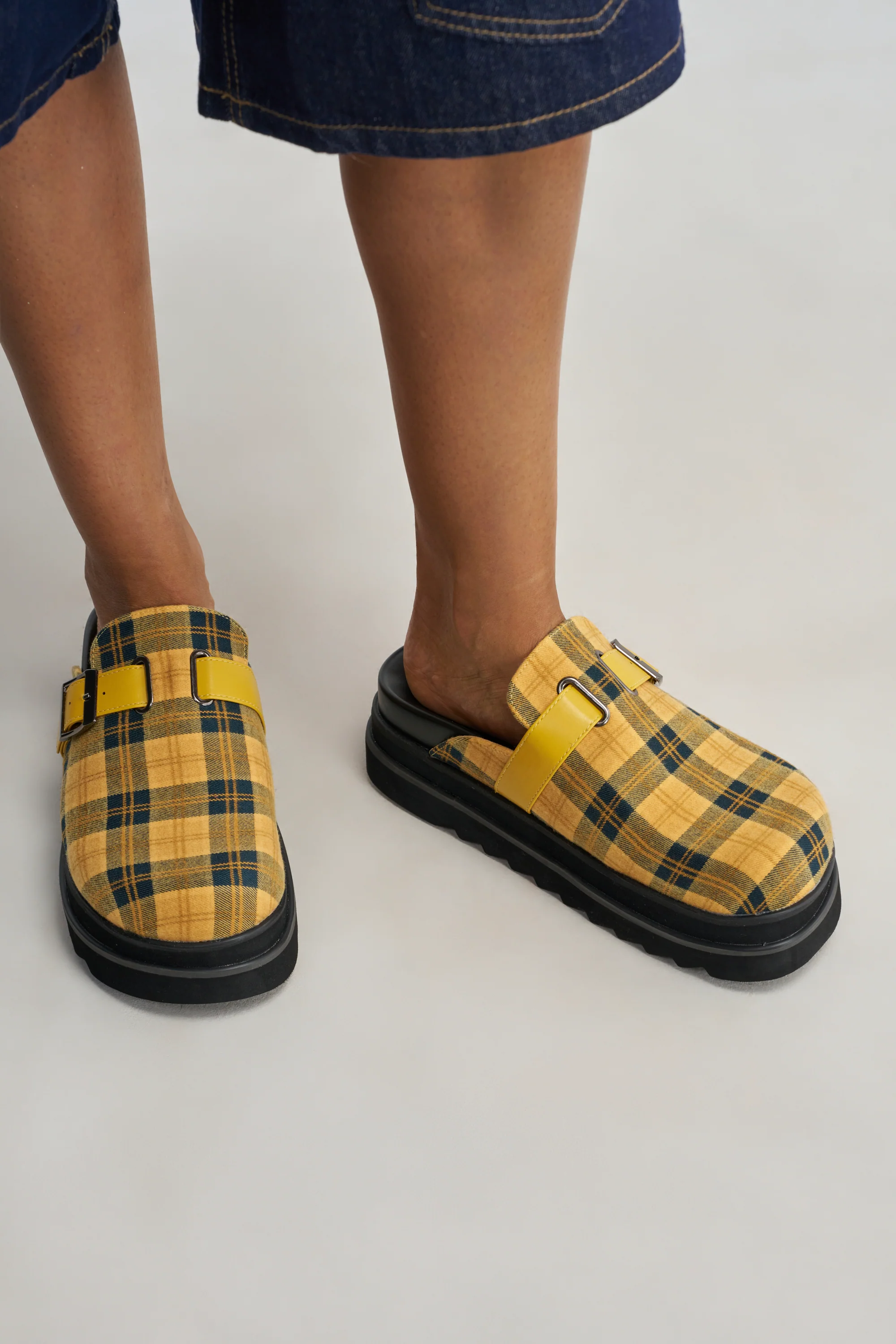 AZALEA WANG OBLIQUE YELLOW PLAID PLATFORM CLOG - Akira Store