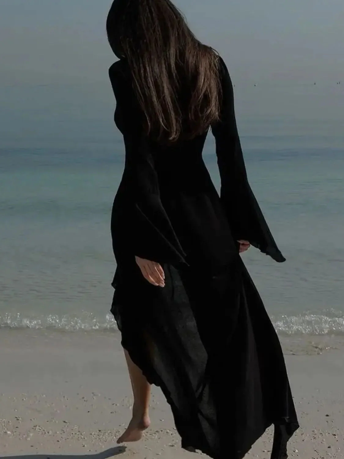 Robe légère à manches longues volantées couverture