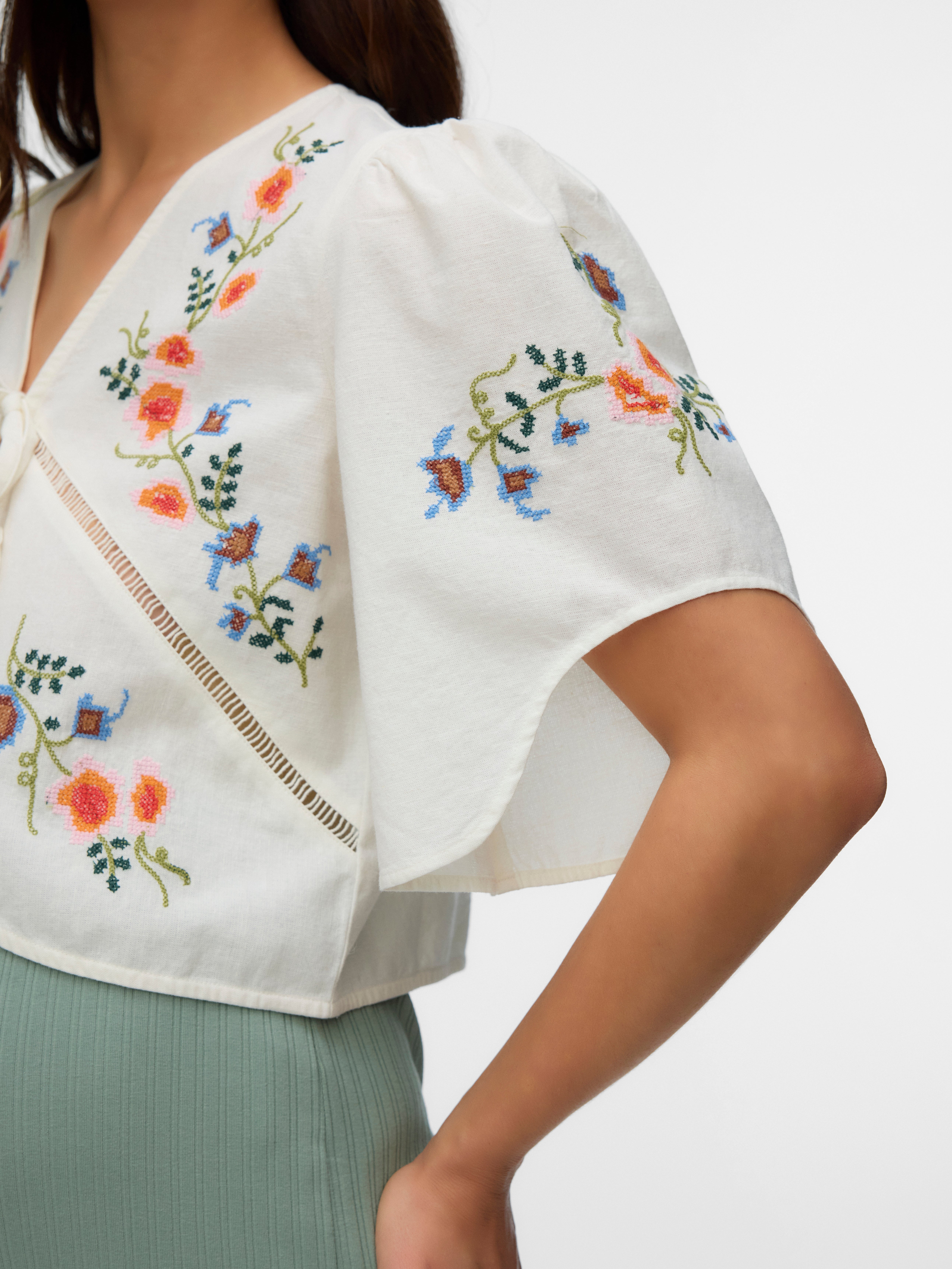 VERO MODA® Cropped Fit V-Neck Top