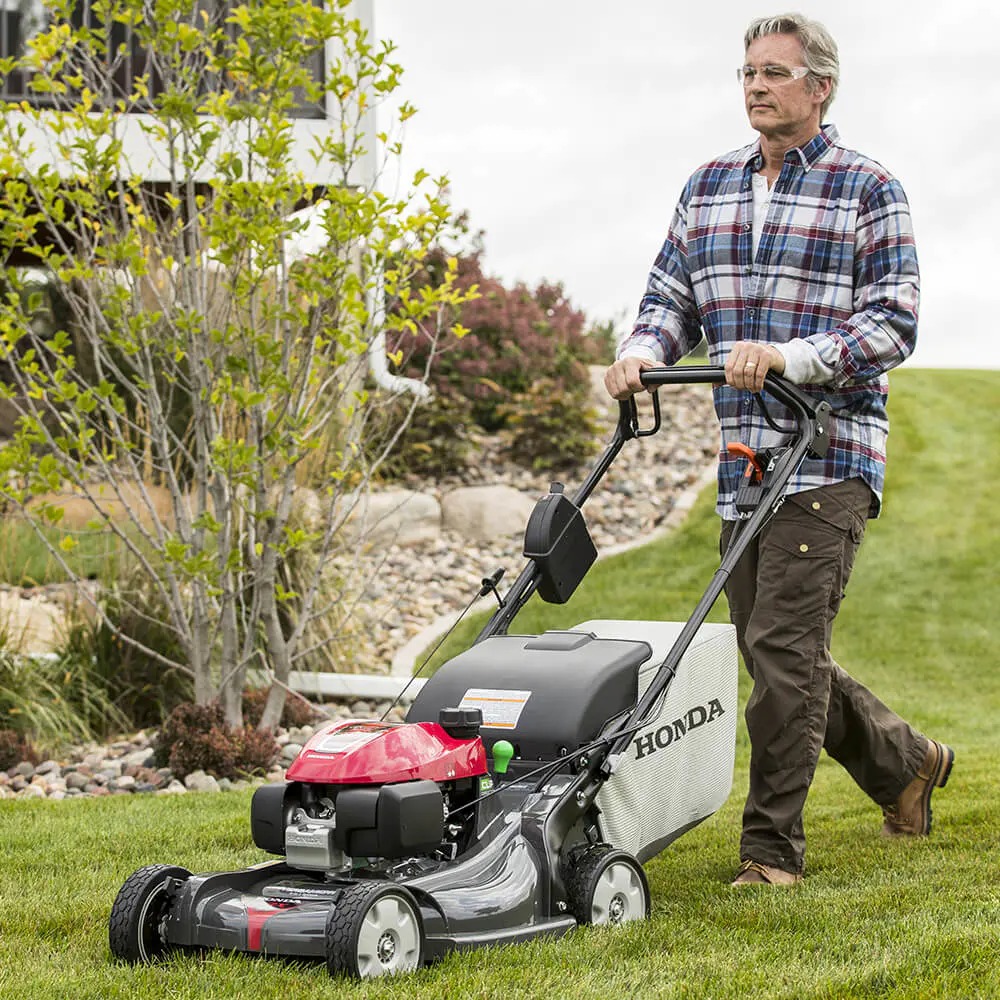 Tondeuse à gazon autotractée Versamow 4 en 1 avec plateau de coupe Nexite de 53 cm (21 po), démarrage électrique hydrostatique, moteur GCV200, starter automatique et lame Roto-Stop.