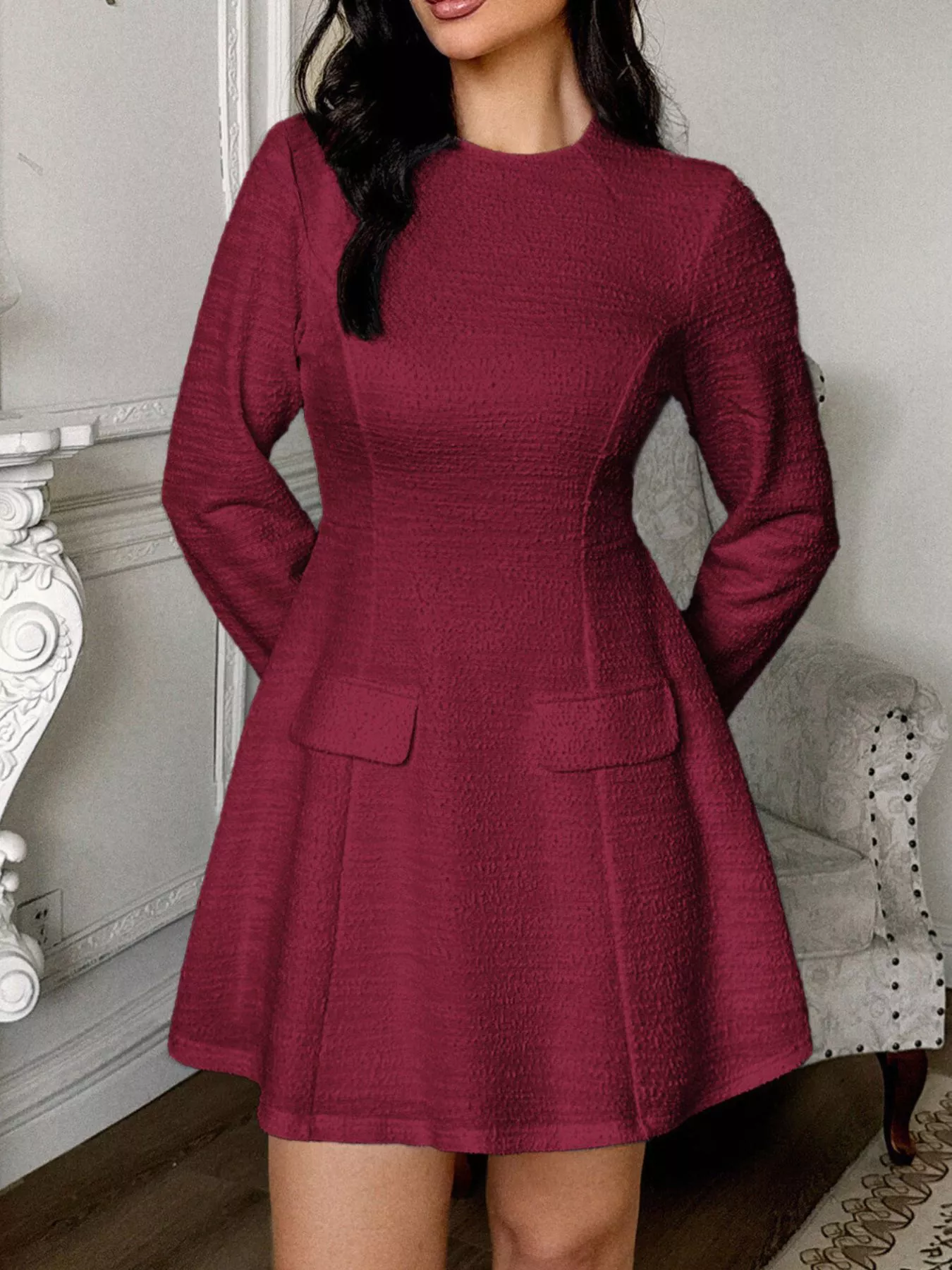 Robe courte à manches longues avec dos ajouré