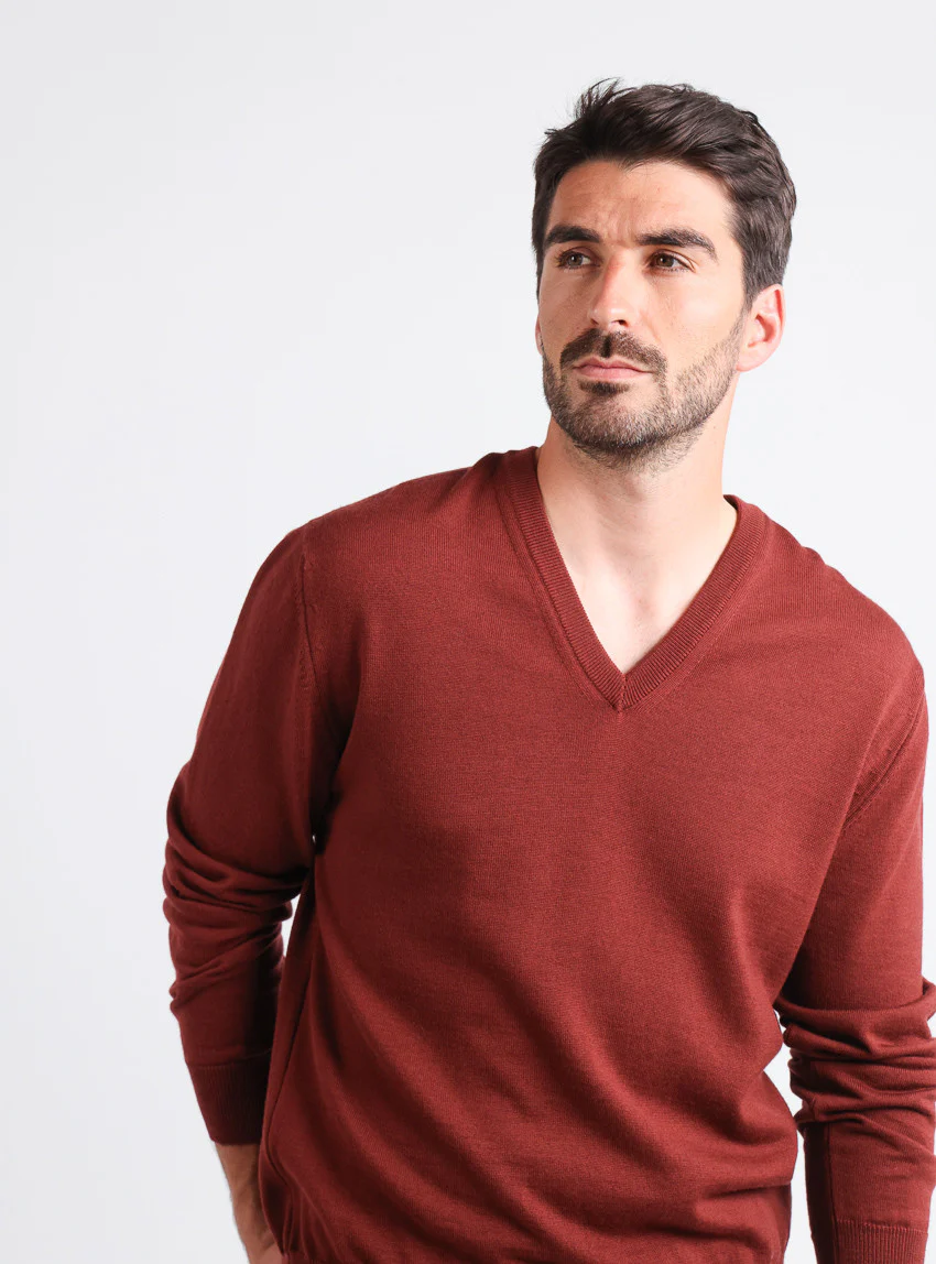 Pull homme col V  100% laine mérinos rouge terre de sienne