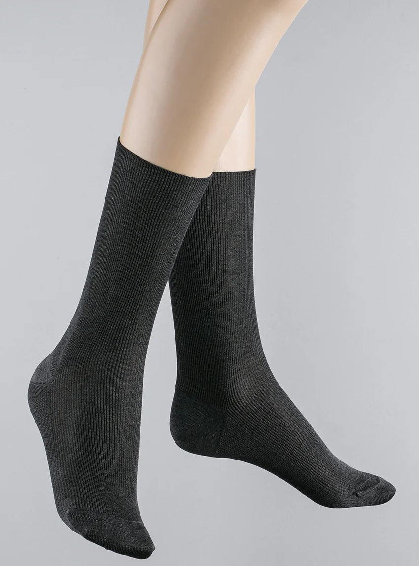 Mi-chaussettes fines en coton gris