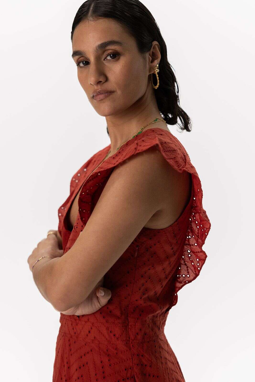 Donkerrode jurk met broderie en ruffles