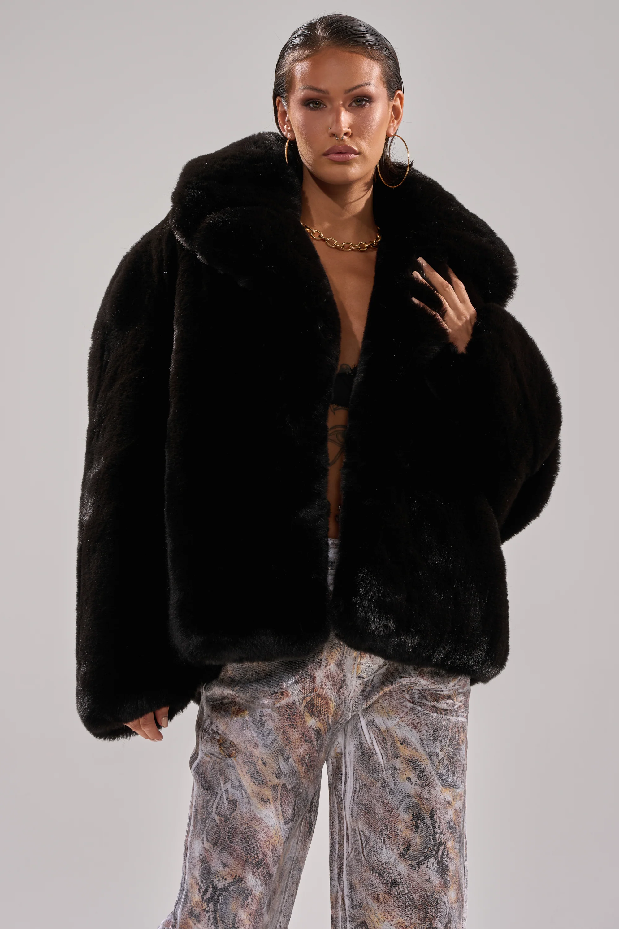 NO LOOKING BACK FAUX FUR IN BLACK - Akira Store