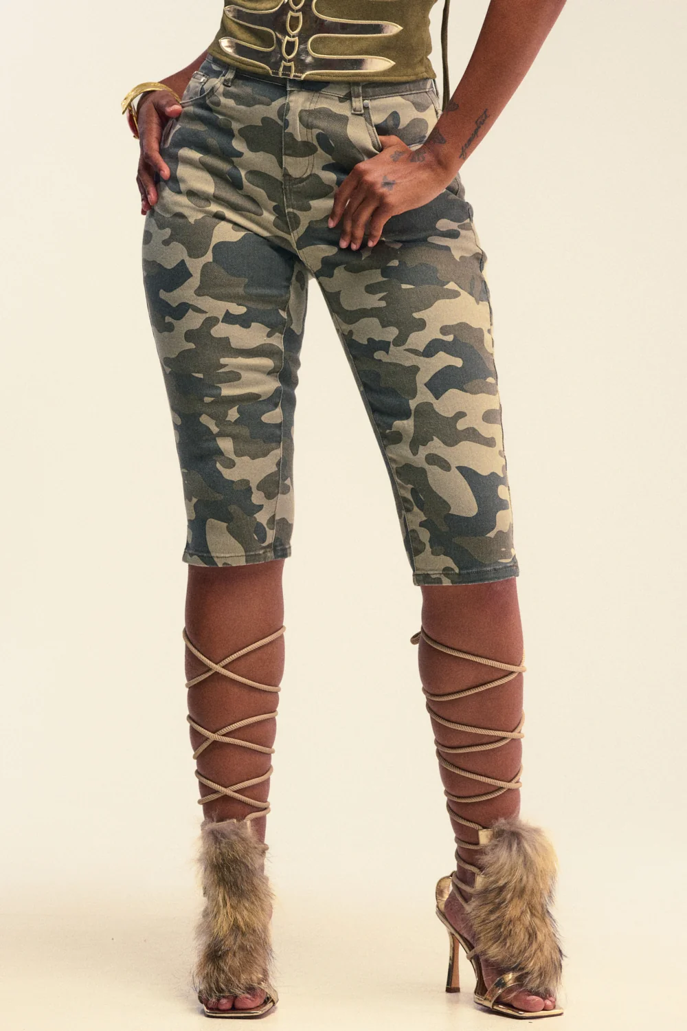 I LIKE THIS VIBE CAMO CAPRI - Akira Store