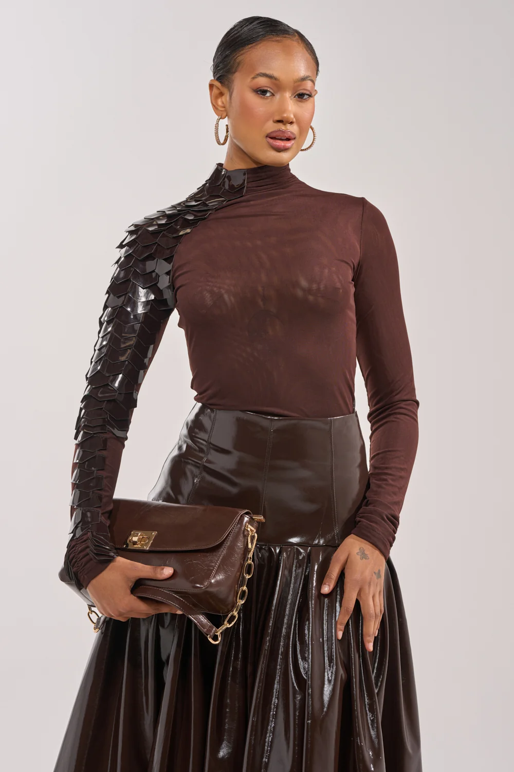 VELMA VINYL SINGLE SLEEVE SCALE TOP IN BROWN - Akira Store