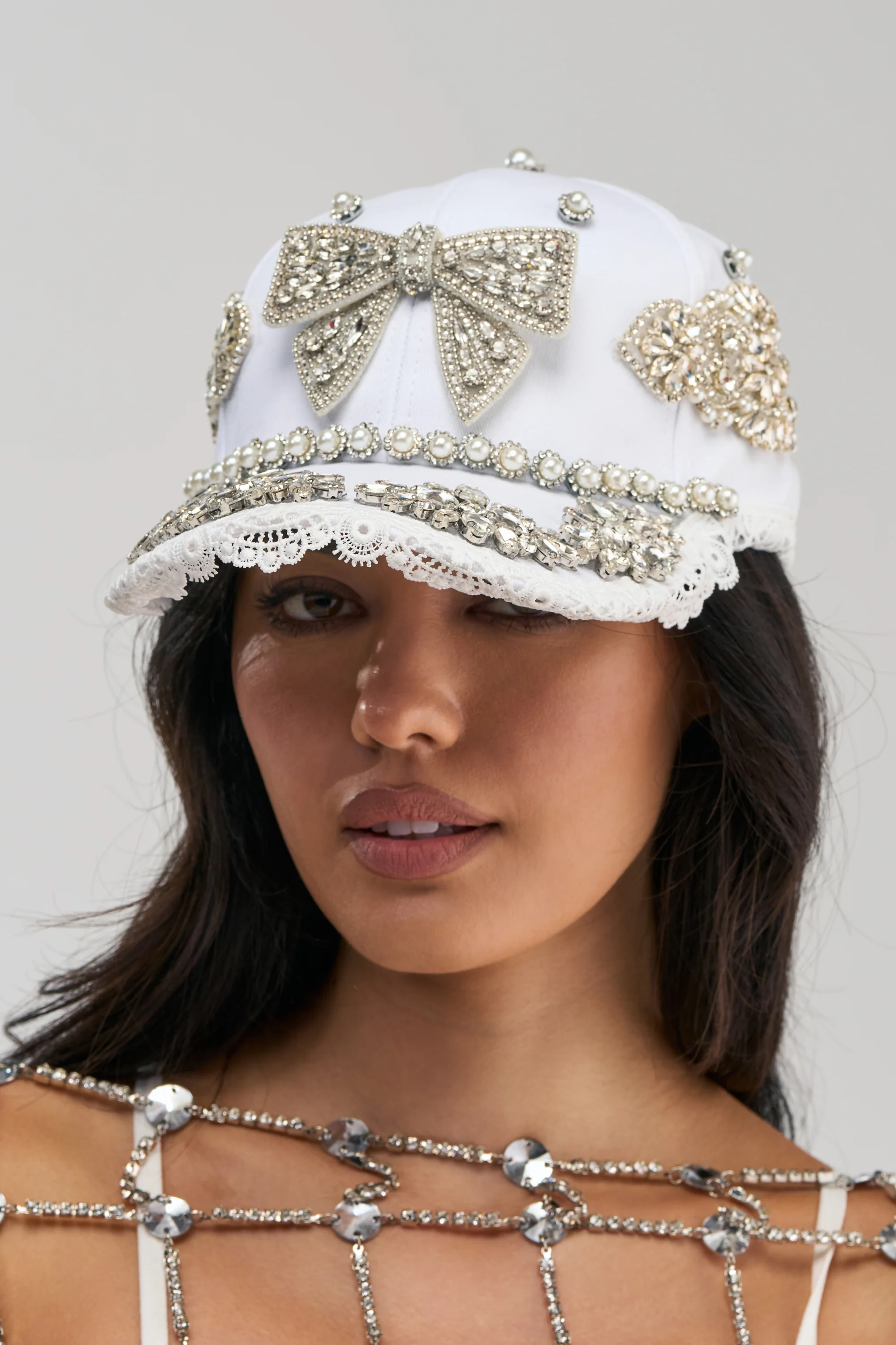 IM OUTSIDE EMBELLISHED HAT - Akira Store