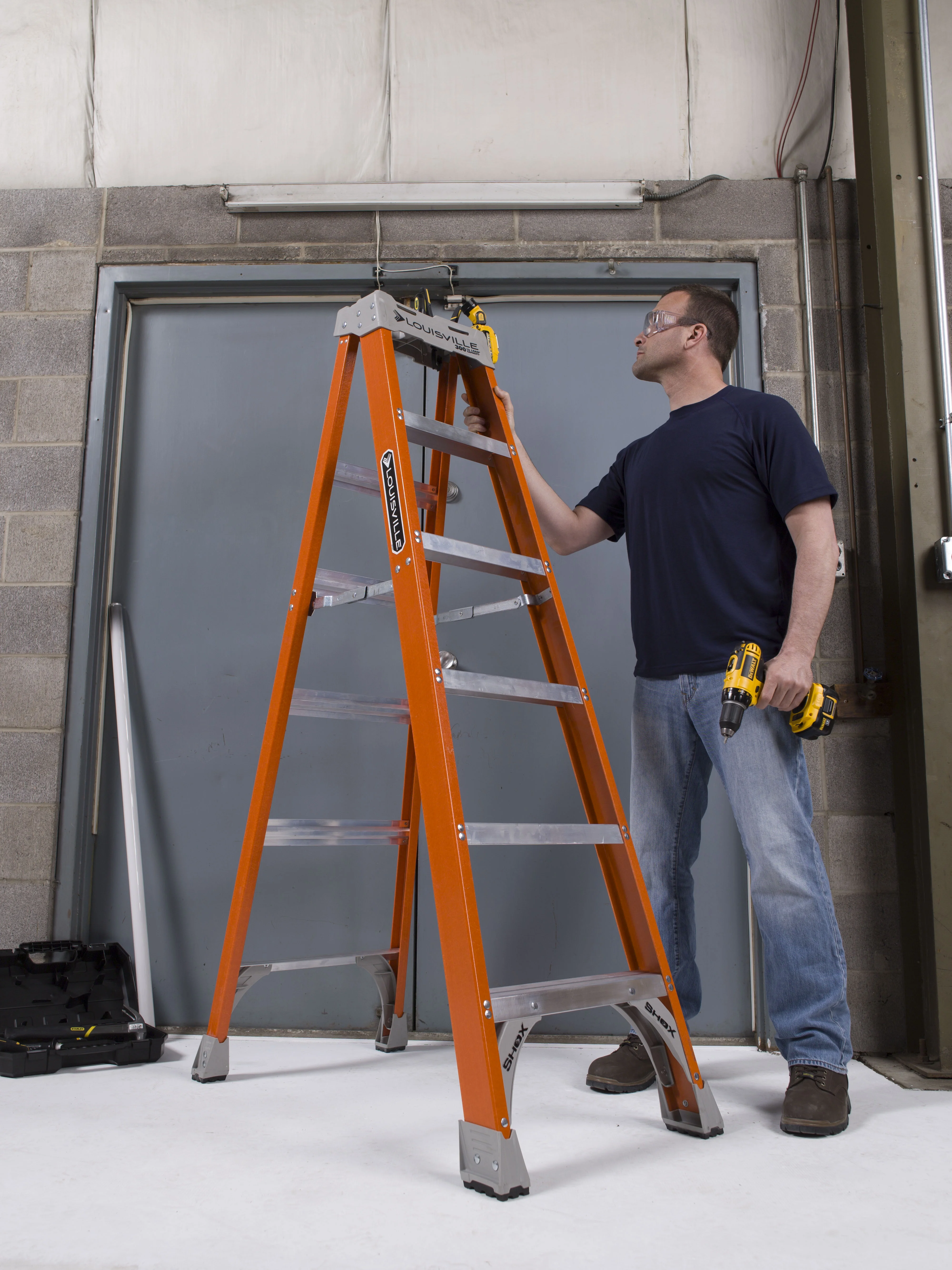 10-Foot Fiberglass Step Ladder, 300-Pound Load Capacity, Type IA, FS1510 - Image 3