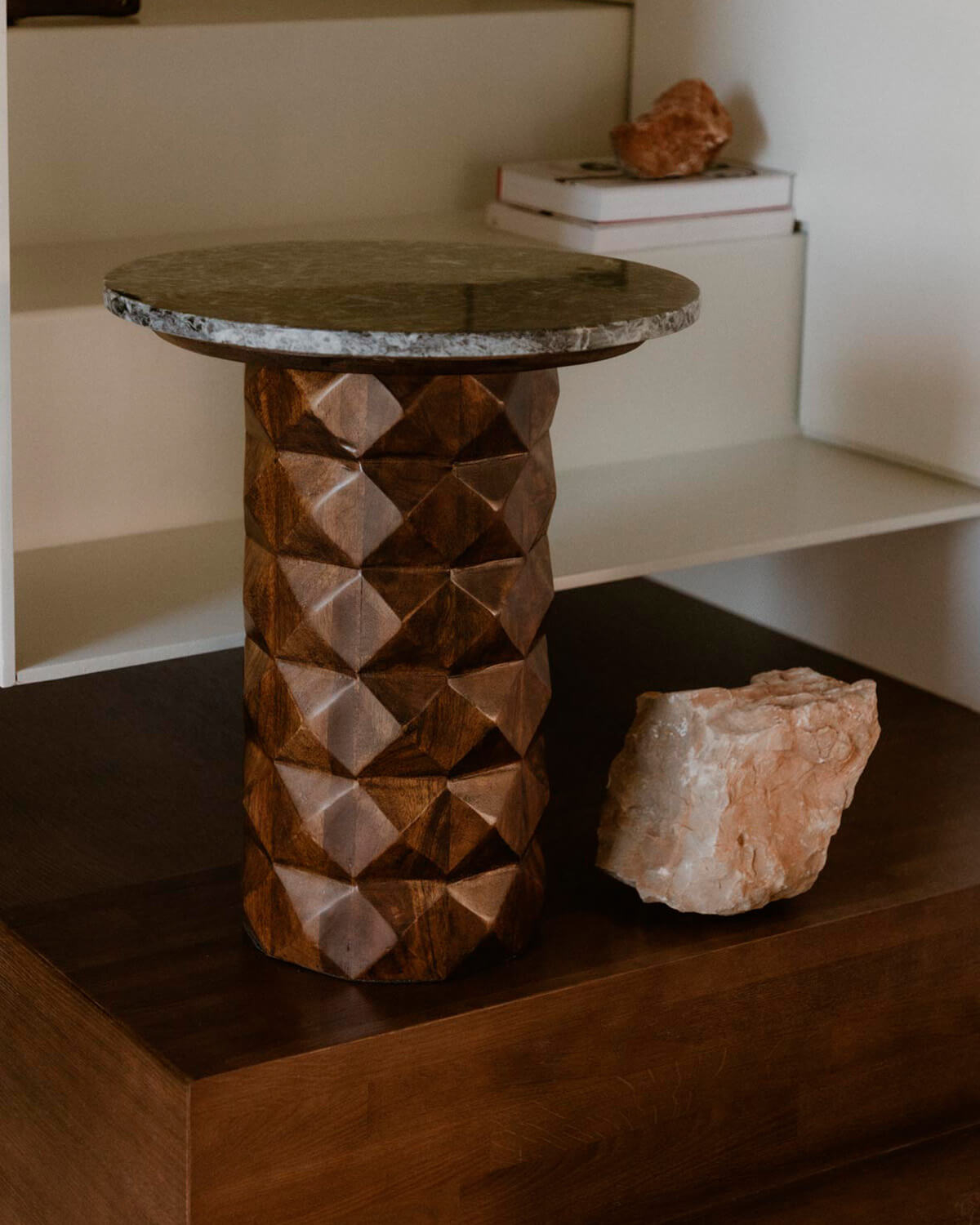 Vilna - Mesa Auxiliar Redonda de Mármol Udaipur y Madera de Mango (Ø40 cm) Vilna