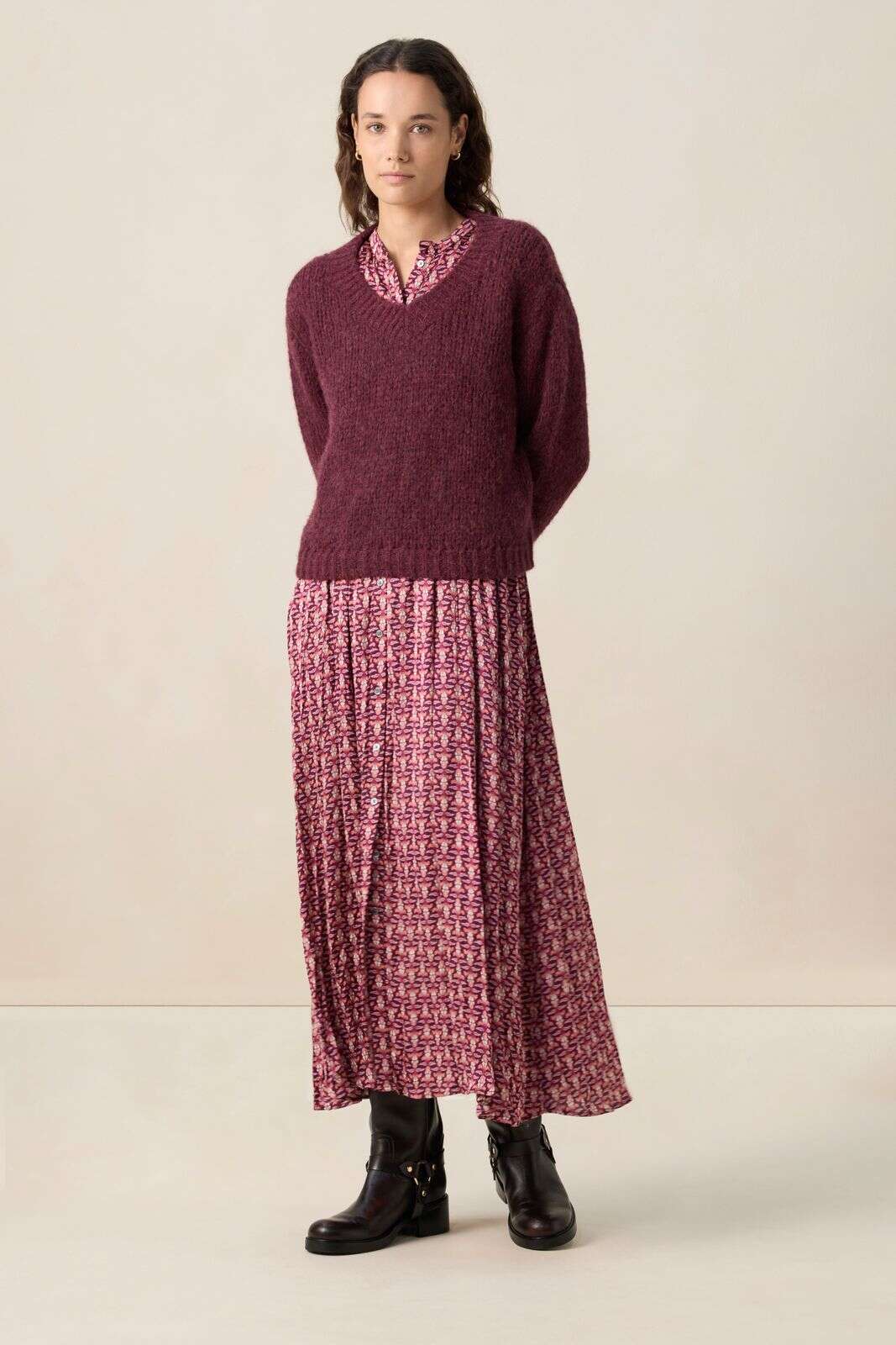 Donkerrode trui met V-hals